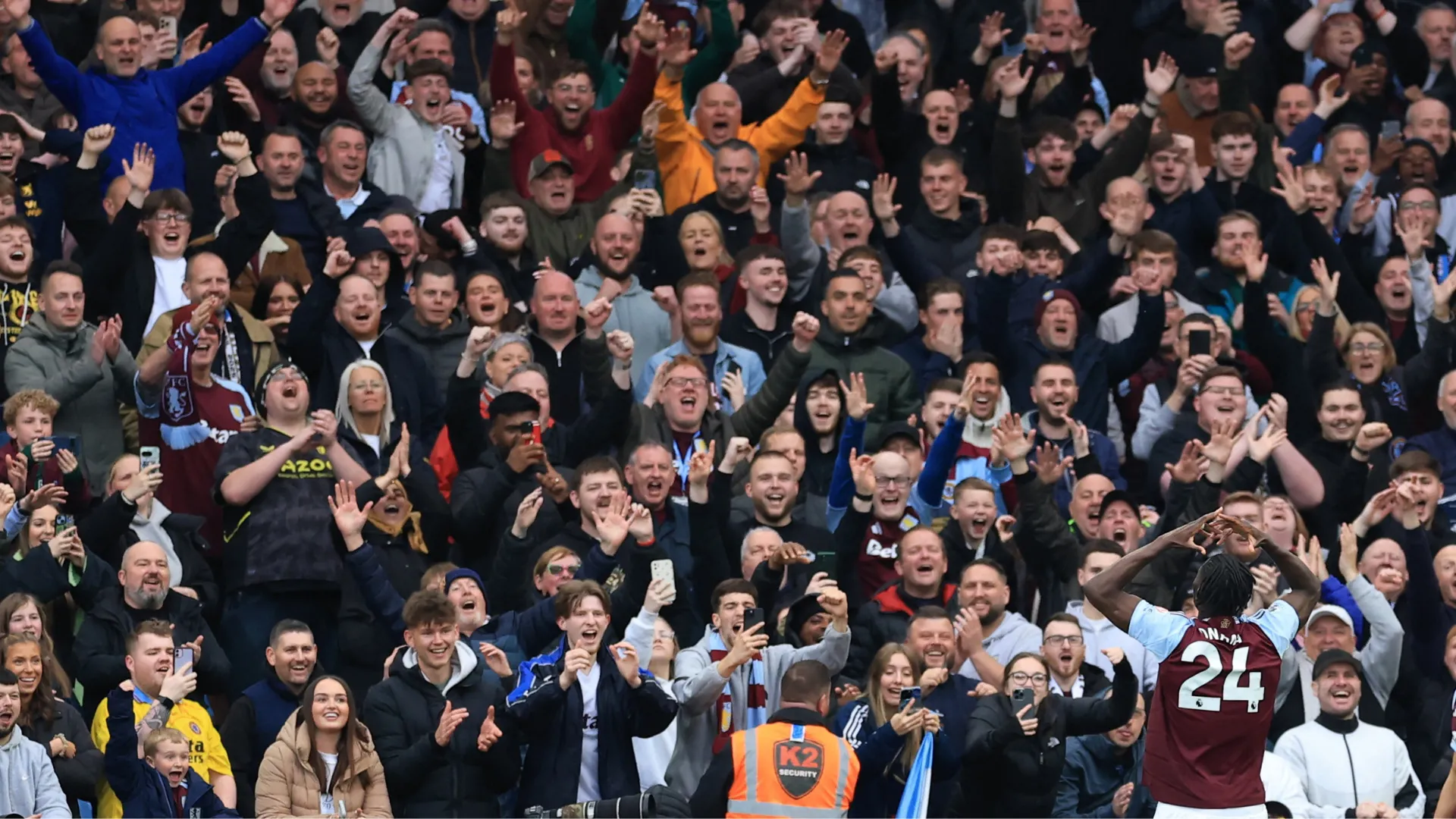 Khán đài Villa Park rực lửa của các CĐV Aston Villa trong một trận đấu Premier League
