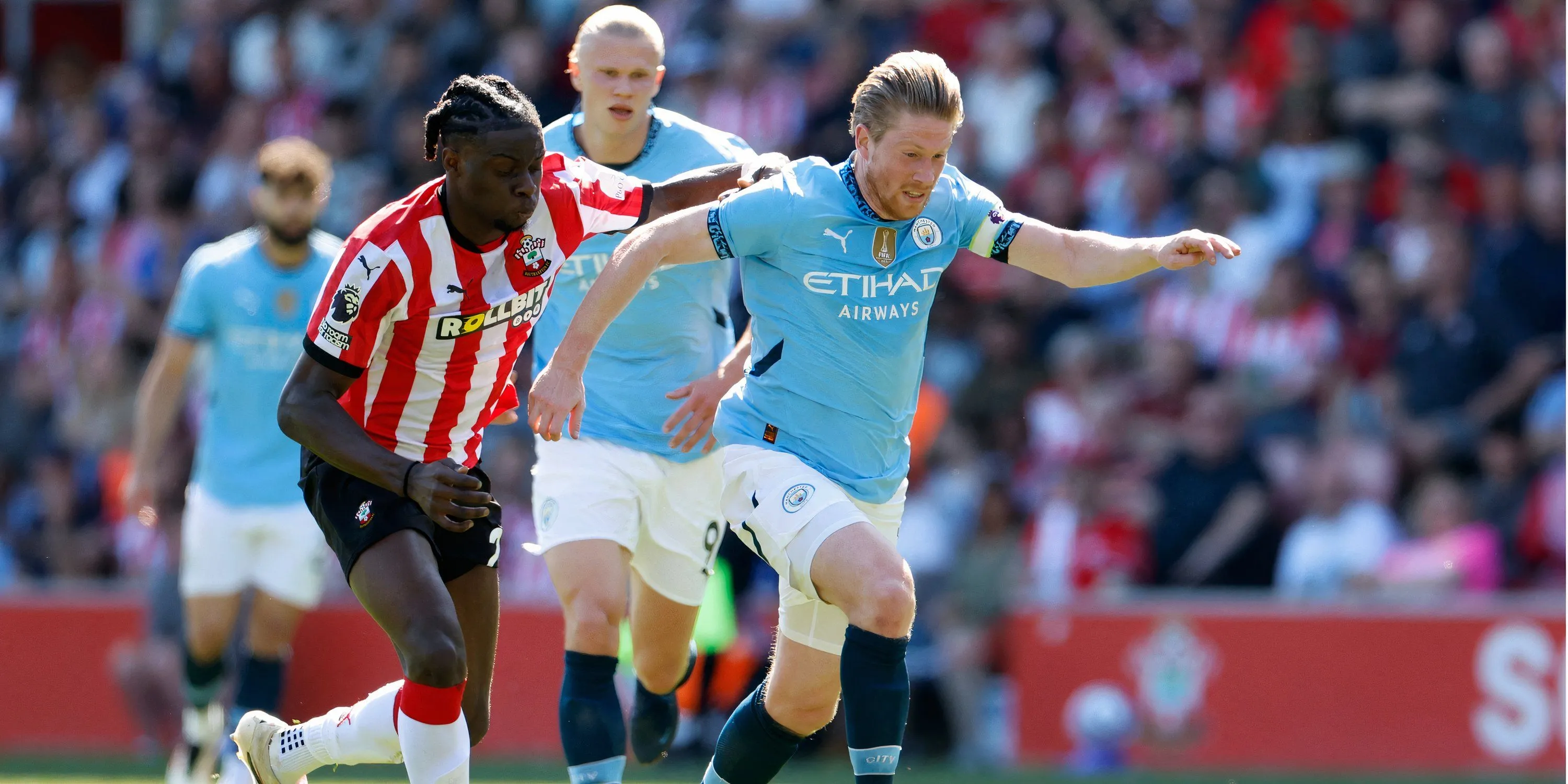 Logo Manchester City trên nền sân Etihad - Biểu tượng cho tham vọng trở lại đỉnh cao