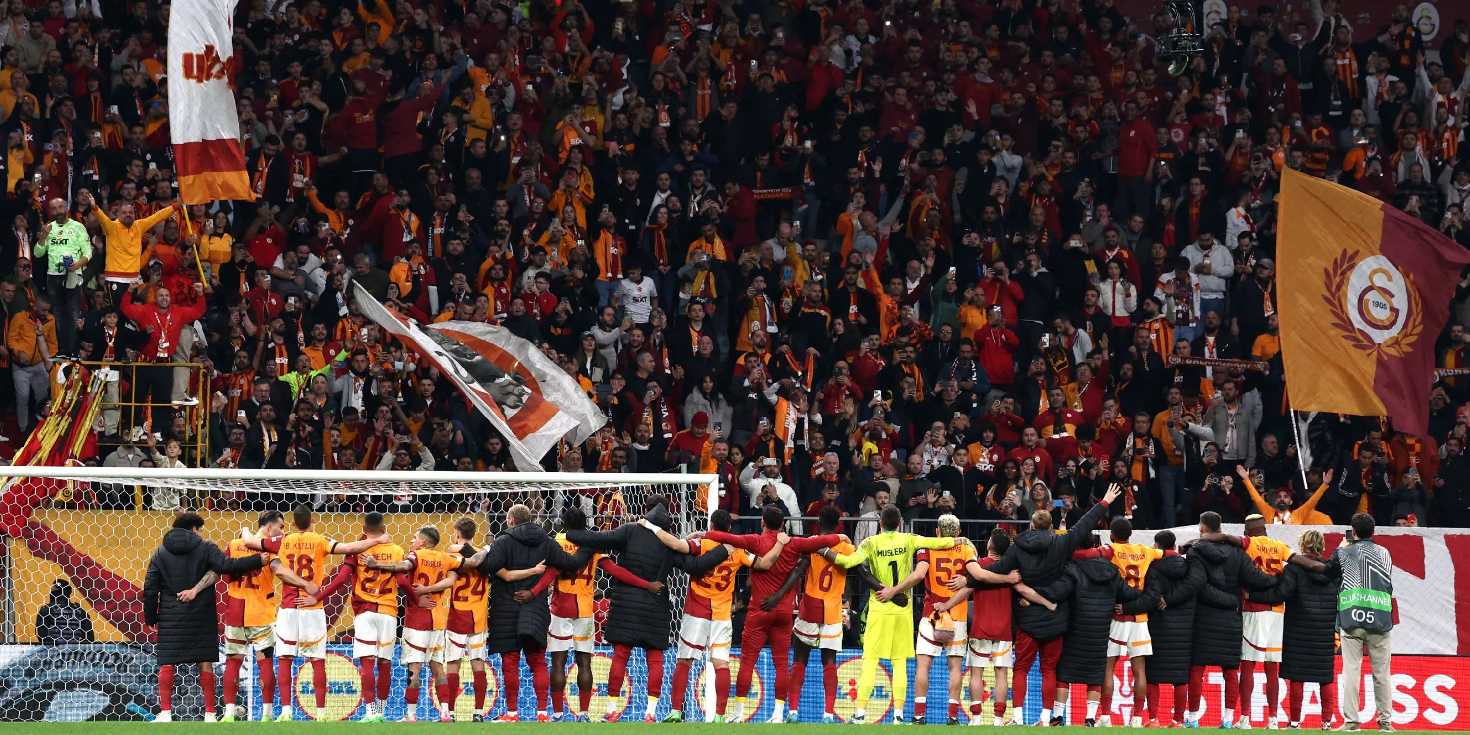 Màn trình diễn pháo sáng của nhóm Ultra UltrAslan - Galatasaray
