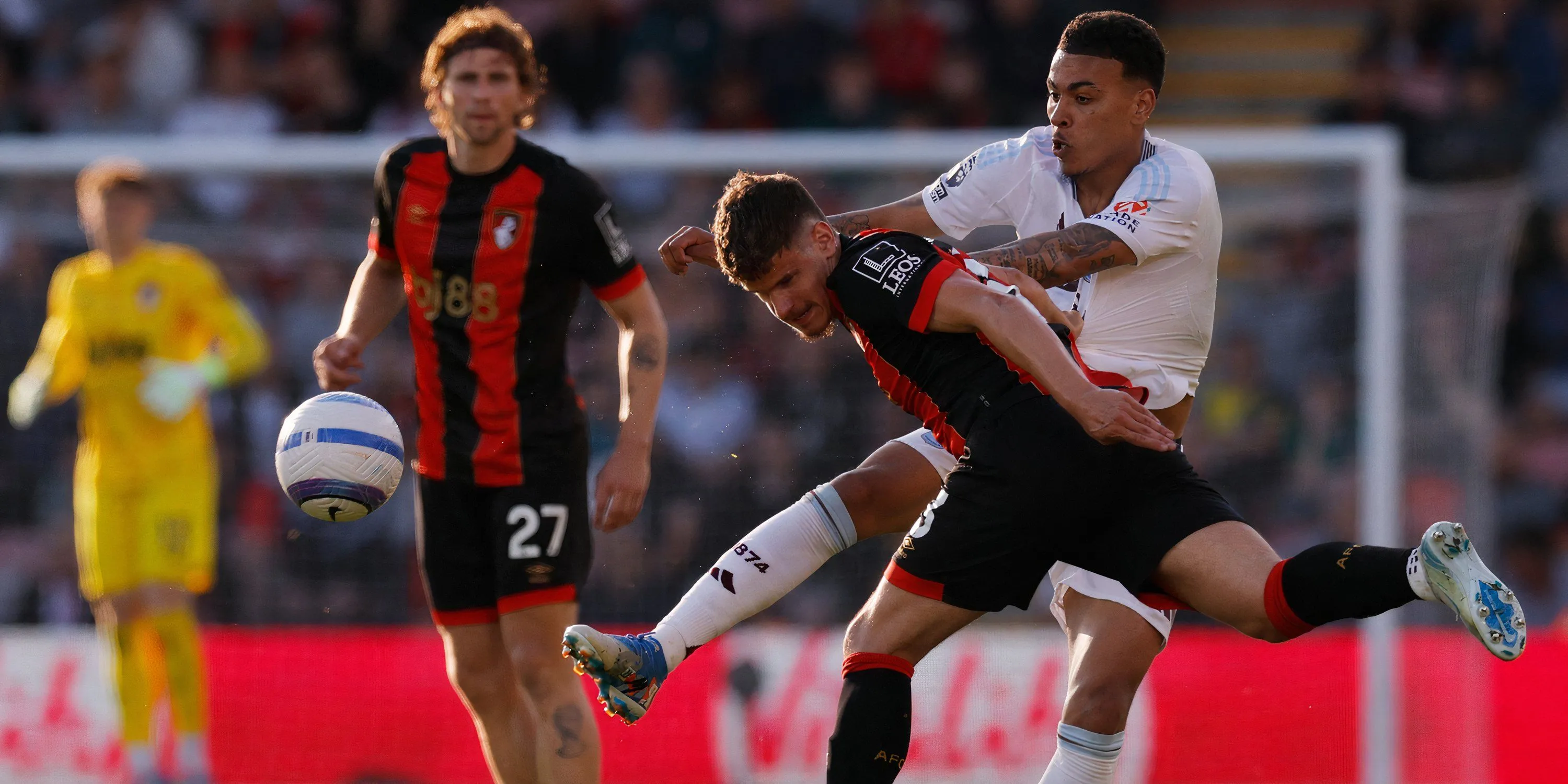Morgan Rogers trong màu áo Aston Villa thể hiện kỹ năng đi bóng
