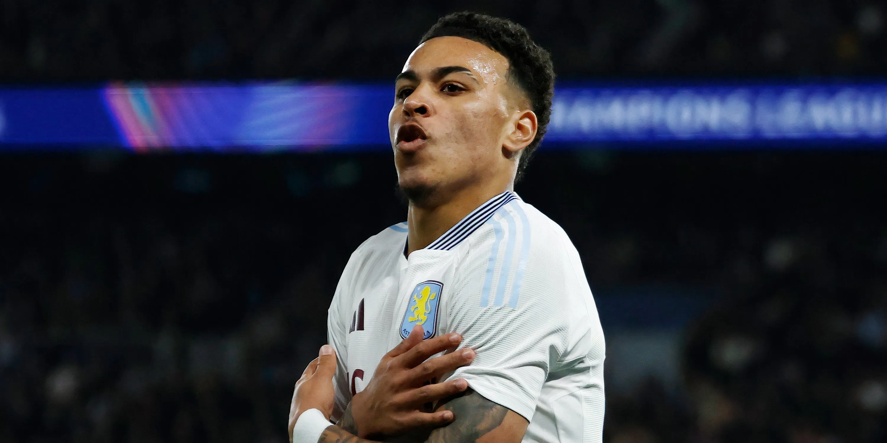Ngôi sao trẻ Morgan Rogers của Aston Villa xử lý bóng khéo léo