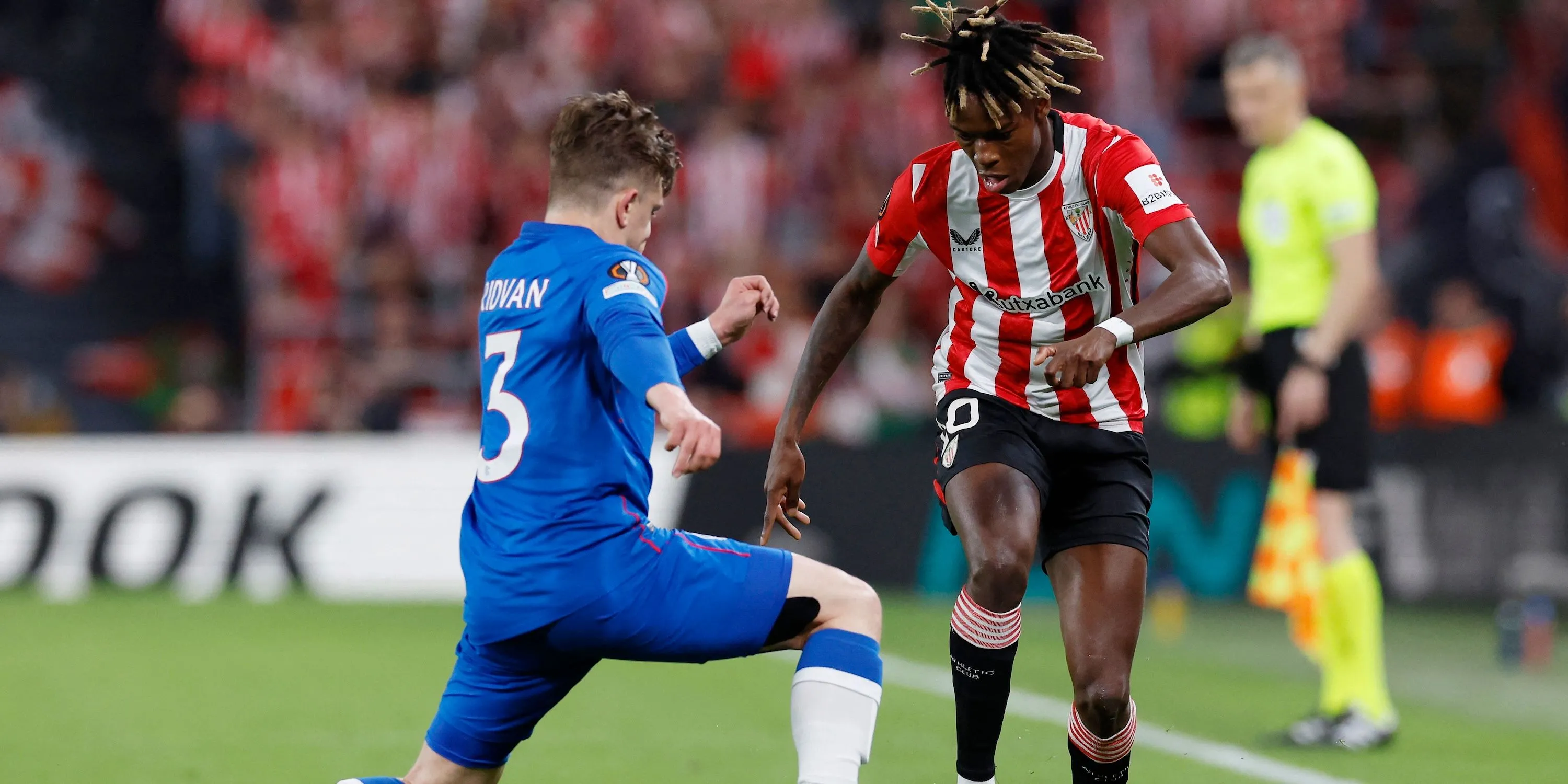 Nico Williams của Athletic Bilbao tranh bóng quyết liệt với Ridvan Yilmaz của Rangers - cầu thủ chạy cánh này đang là mục tiêu hàng đầu của Arsenal