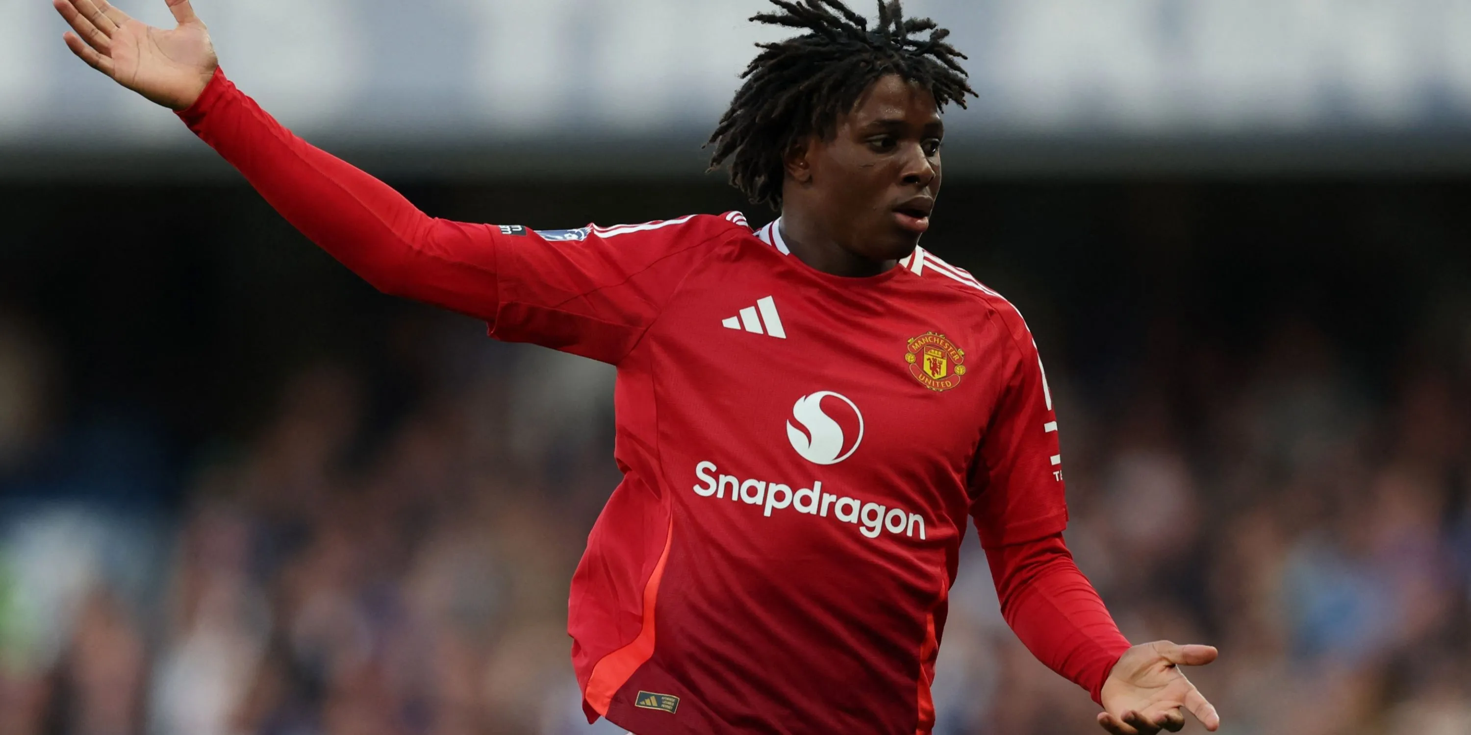 Patrick Dorgu thi đấu cho Manchester United tại Stamford Bridge