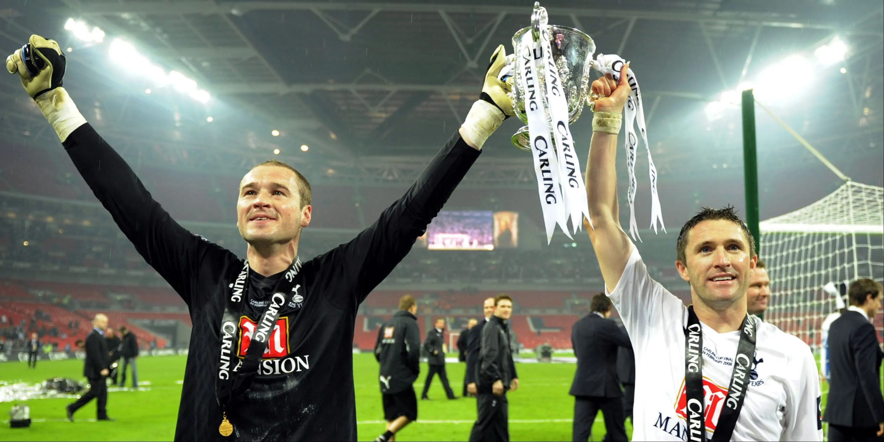 Paul Robinson và Roy Keane ăn mừng chức vô địch League Cup năm 2008 của Tottenham
