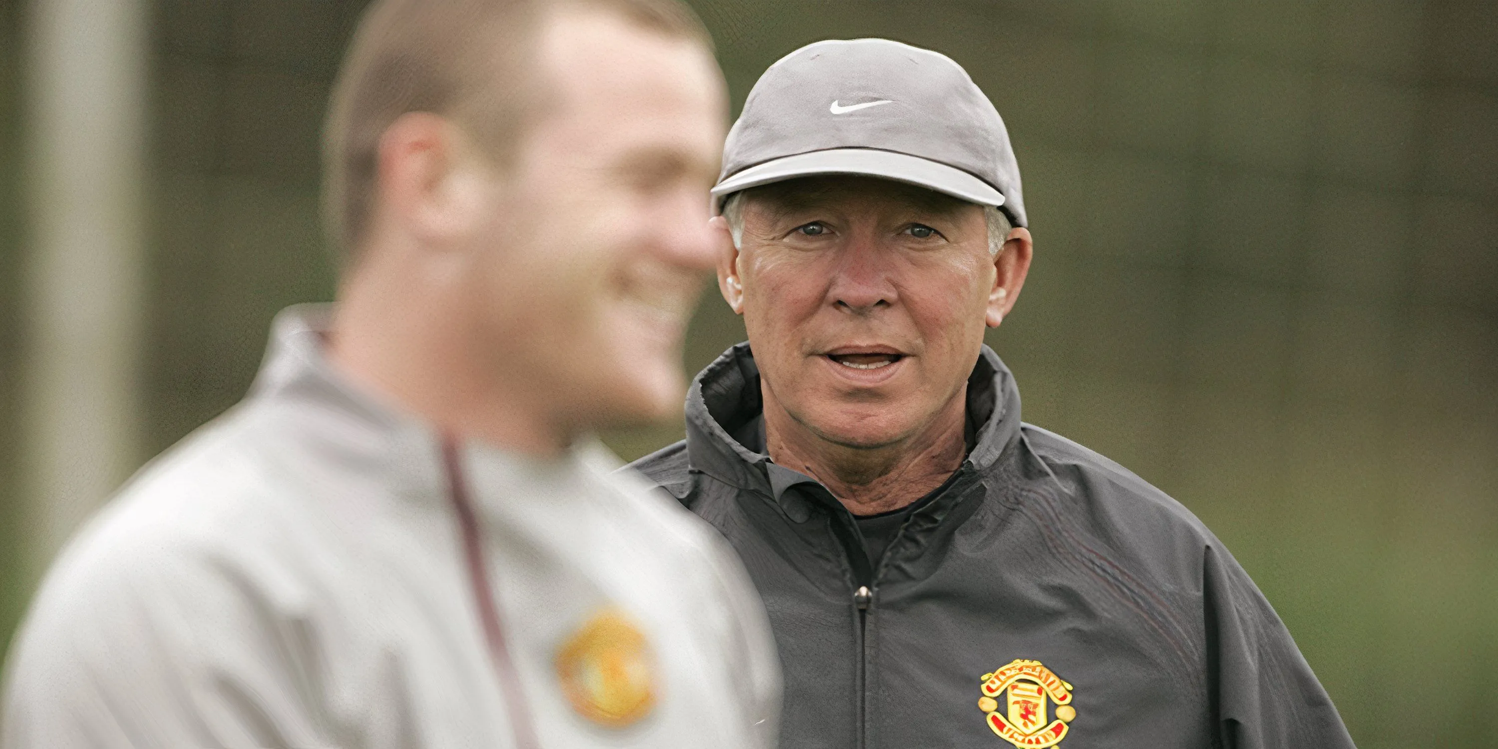 Sir Alex Ferguson quan sát trận đấu, có hình ảnh cầu thủ phía dưới