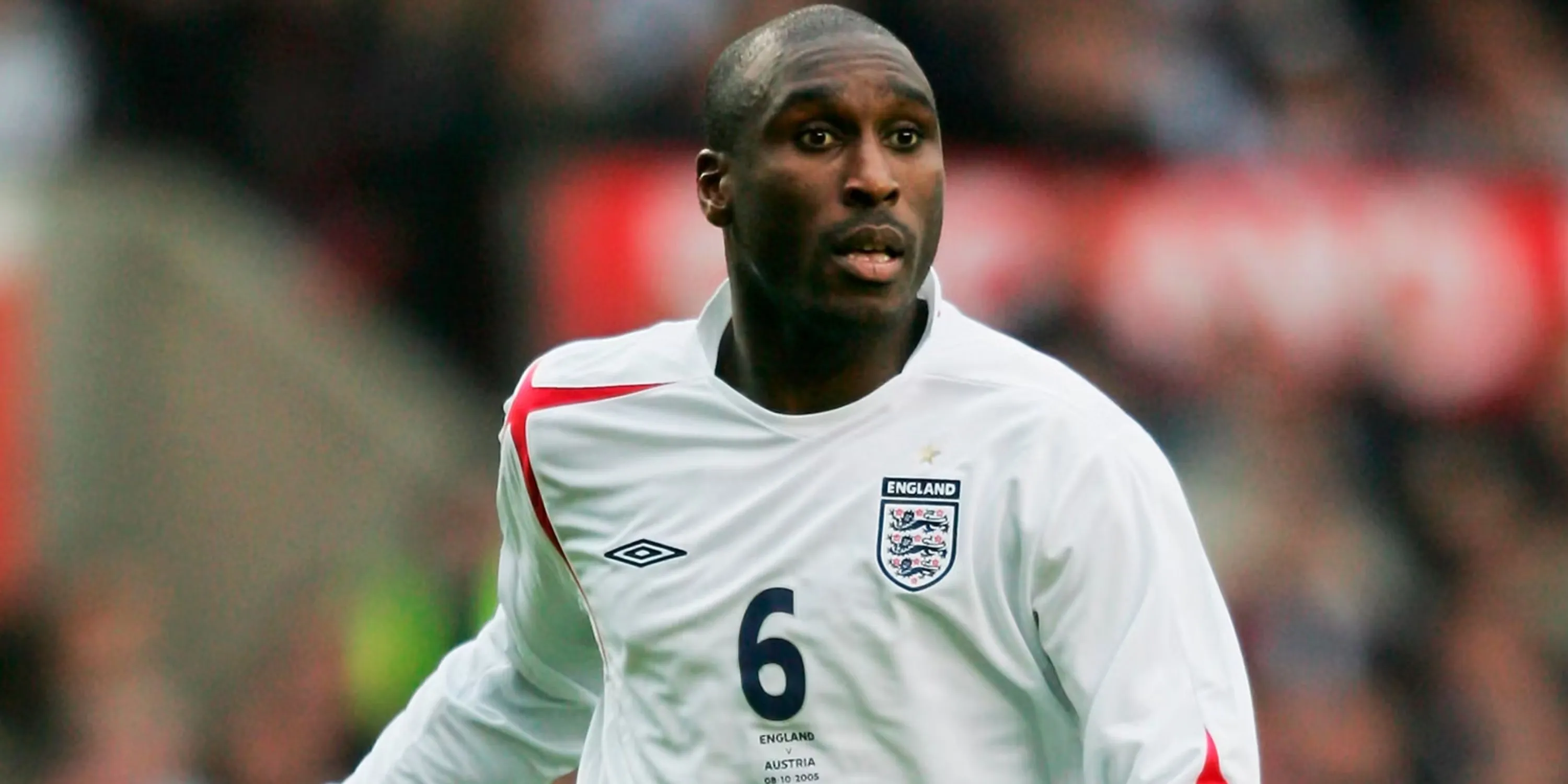 Sol Campbell trong màu áo Arsenal tranh chấp bóng quyết liệt với đối thủ