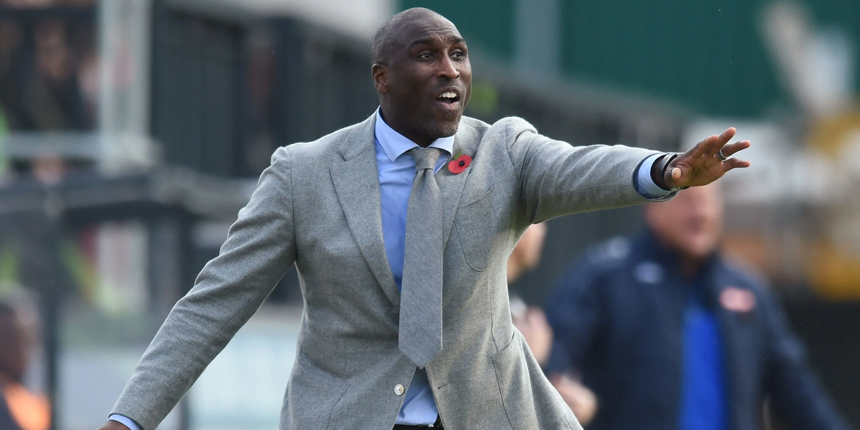 Sol Campbell trong vai trò huấn luyện viên trên đường biên