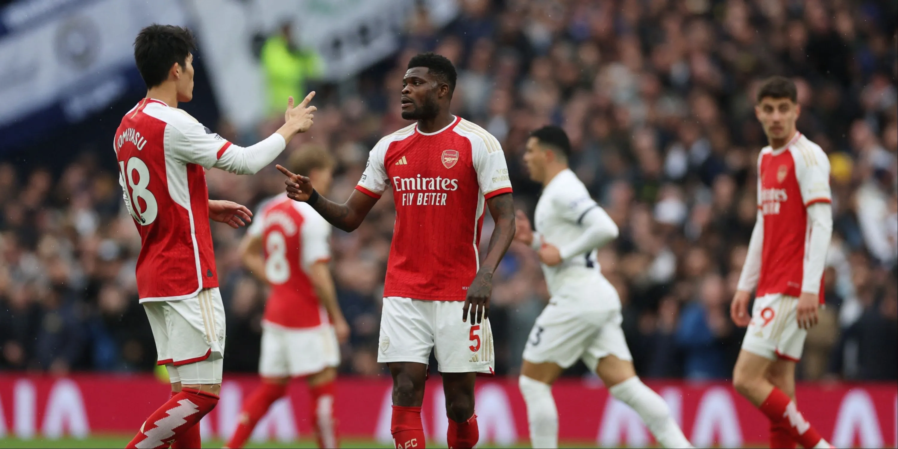 Thomas Partey thi đấu ở khu trung tuyến cho Arsenal