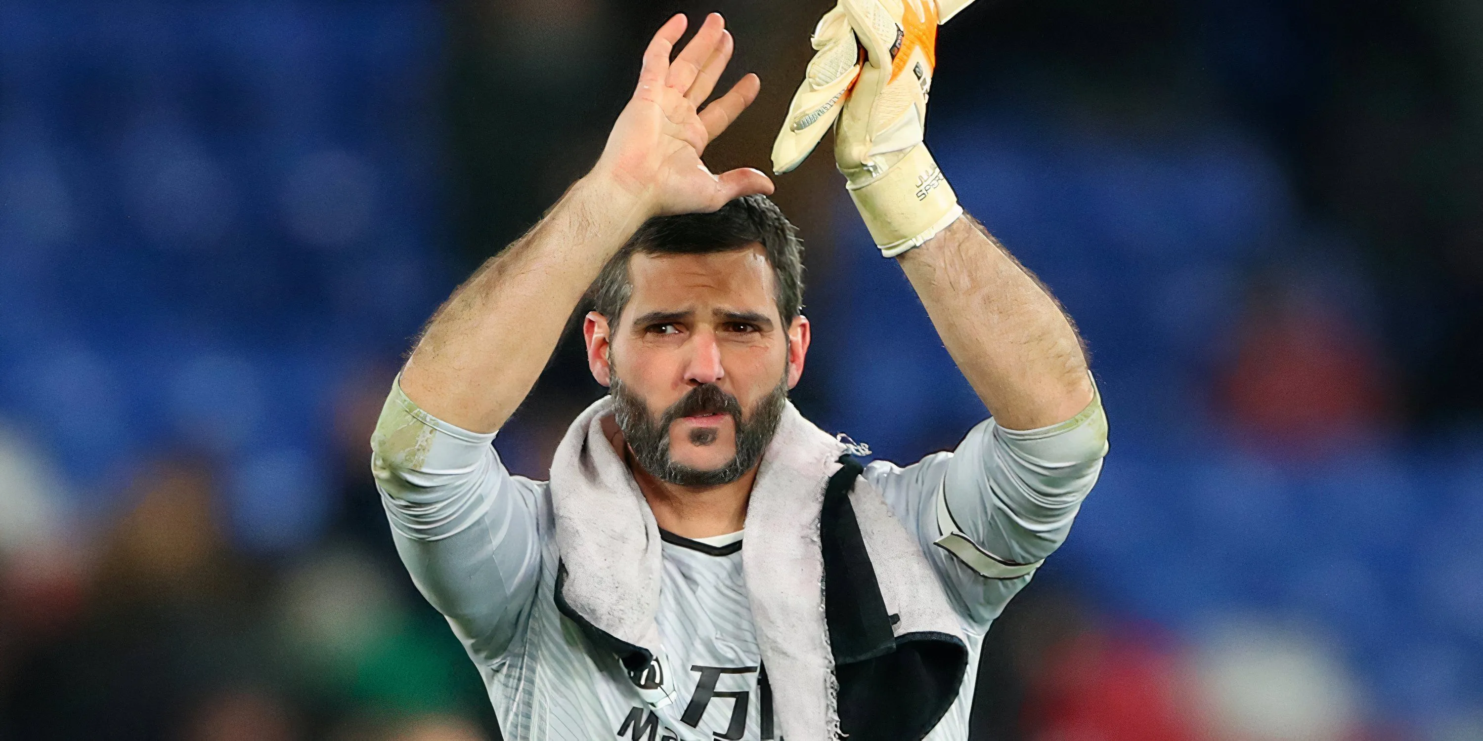 Thủ môn Julian Speroni bắt bóng cho Crystal Palace