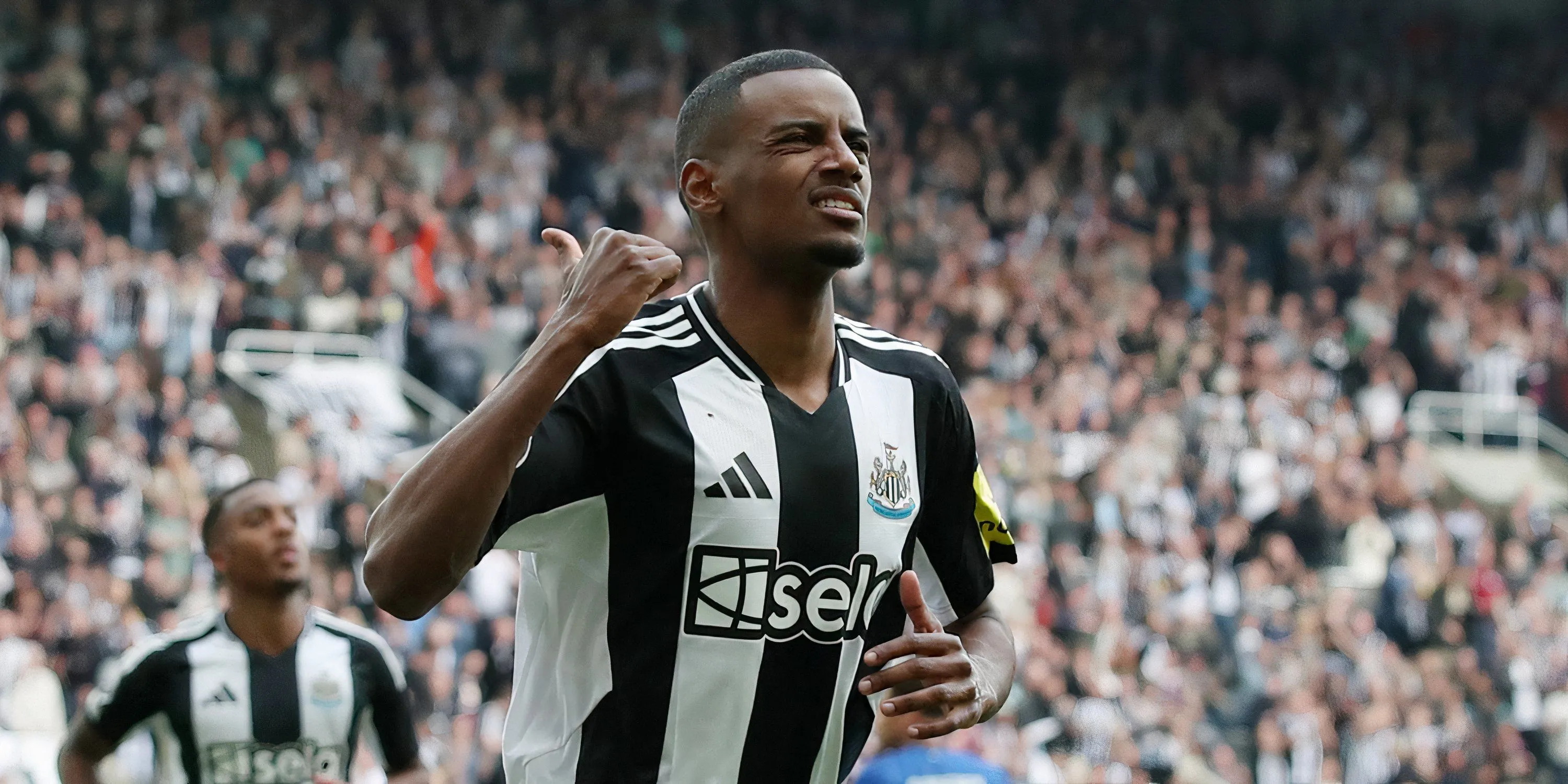 Tiền đạo Alexander Isak của Newcastle United đi bóng kỹ thuật, cho thấy sự toàn diện trong lối chơi của mình
