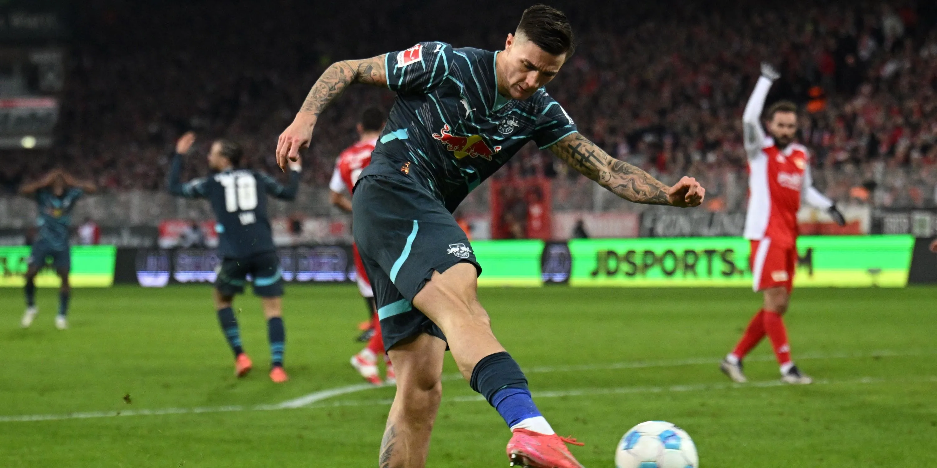 Tiền đạo Benjamin Sesko của RB Leipzig tung cú sút uy lực bằng chân phải trong một trận đấu, thể hiện khả năng dứt điểm mạnh mẽ