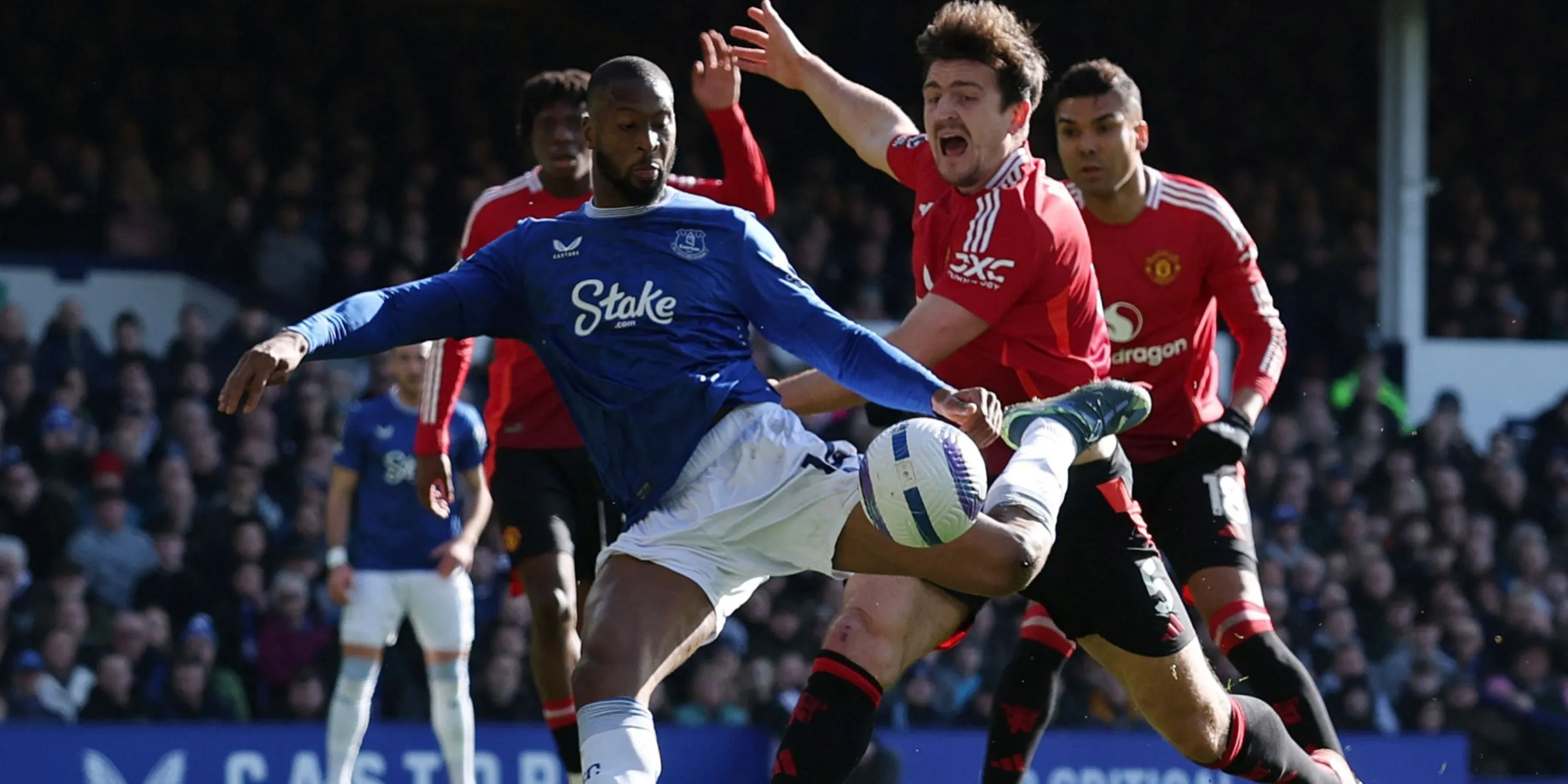Tiền đạo Beto ăn mừng bàn thắng trong màu áo Everton tại Premier League