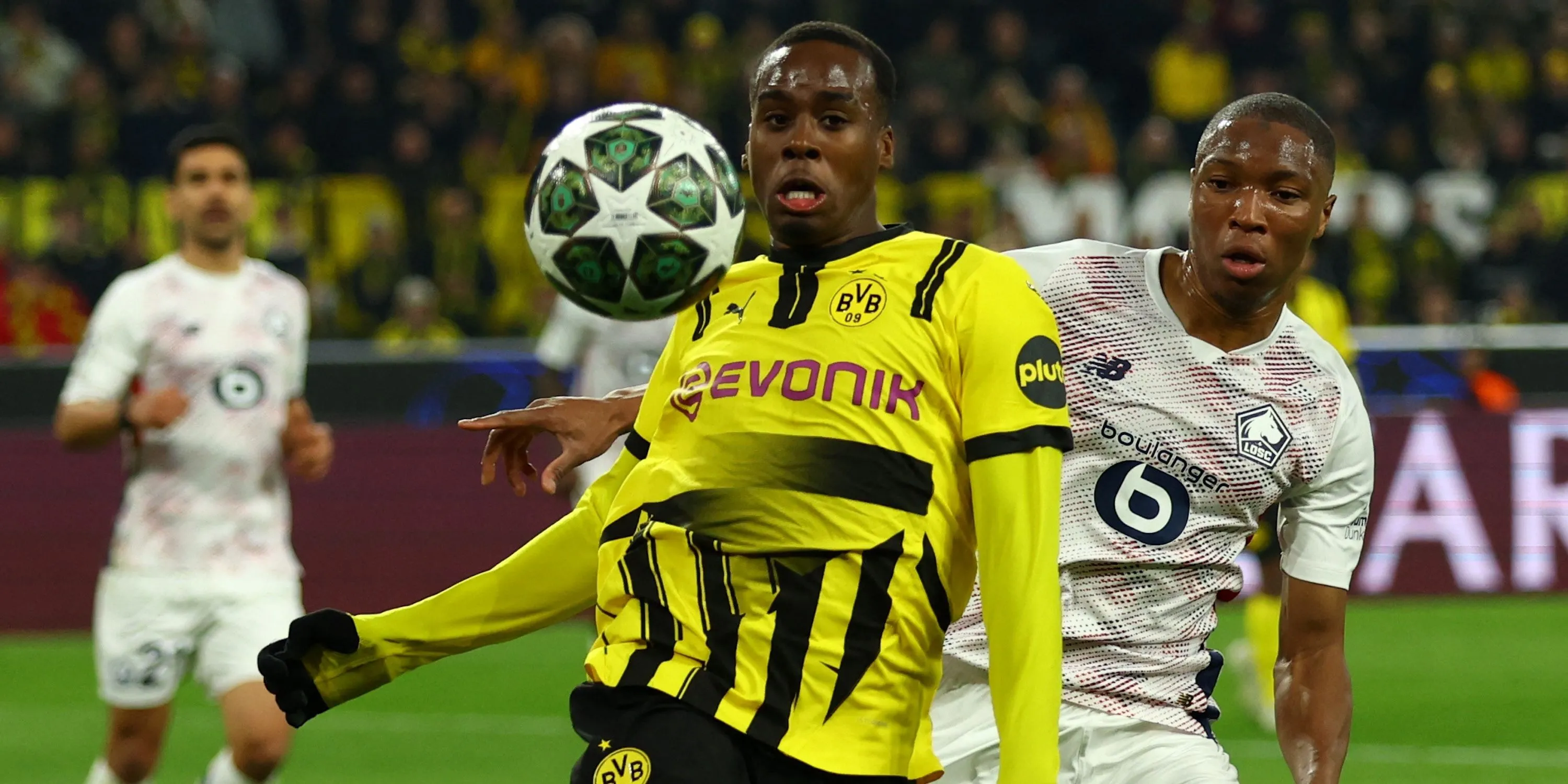 Tiền đạo cánh Jamie Bynoe-Gittens của Dortmund đi bóng trước đối thủ Lille