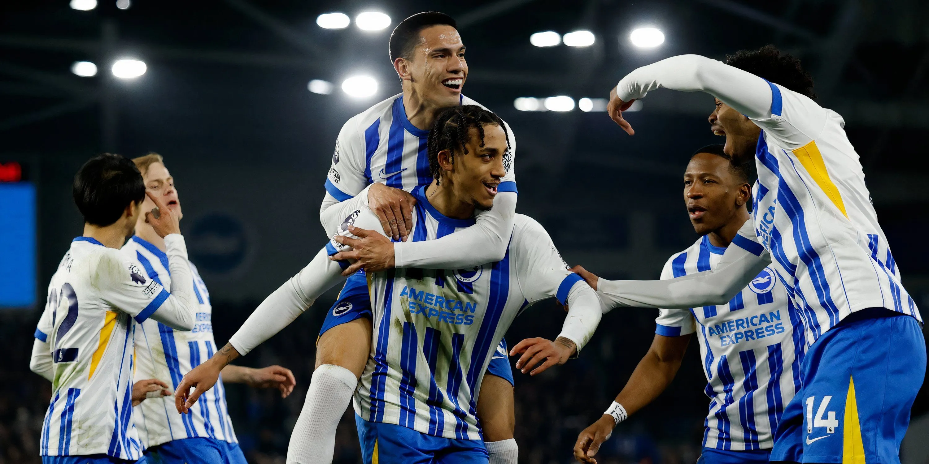 Tiền đạo Joao Pedro ăn mừng tại sân vận động The Amex của Brighton
