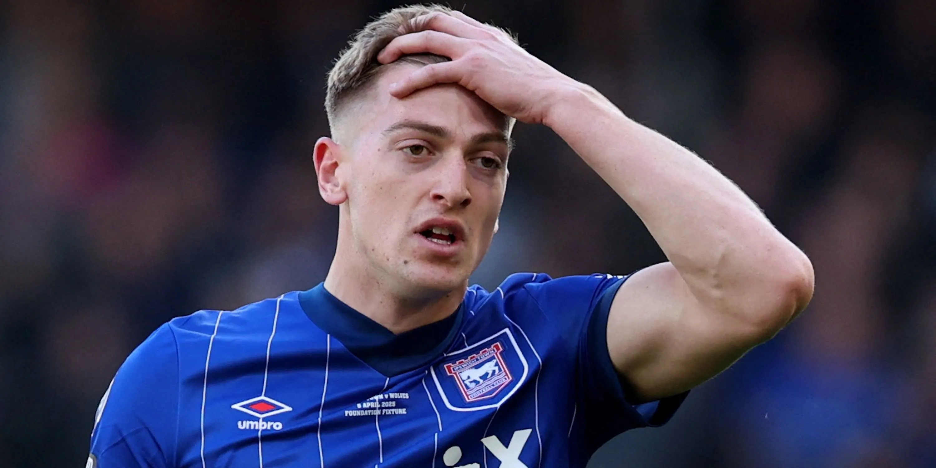 Tiền đạo Liam Delap của Ipswich Town phản ứng trên sân cỏ.