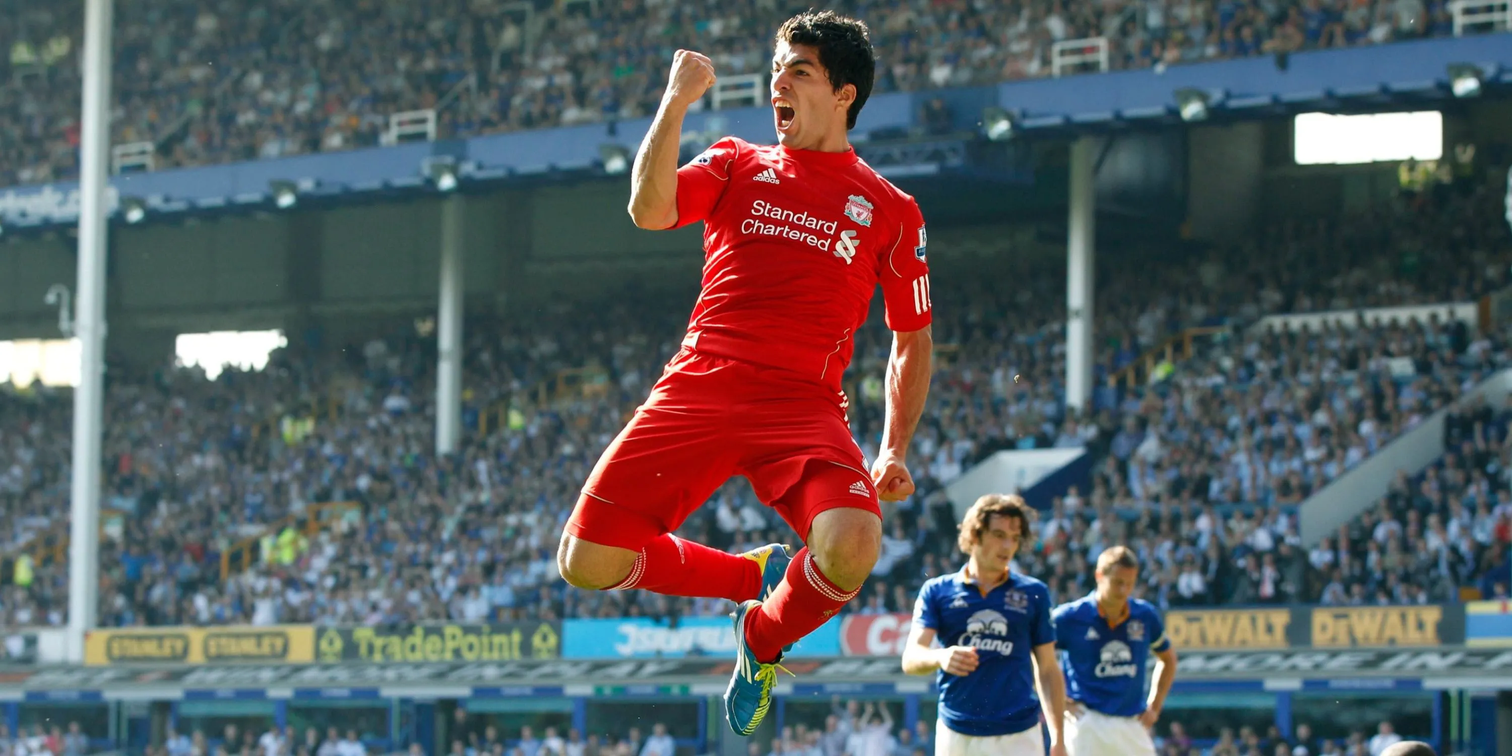 Tiền đạo Liverpool Luis Suarez ăn mừng