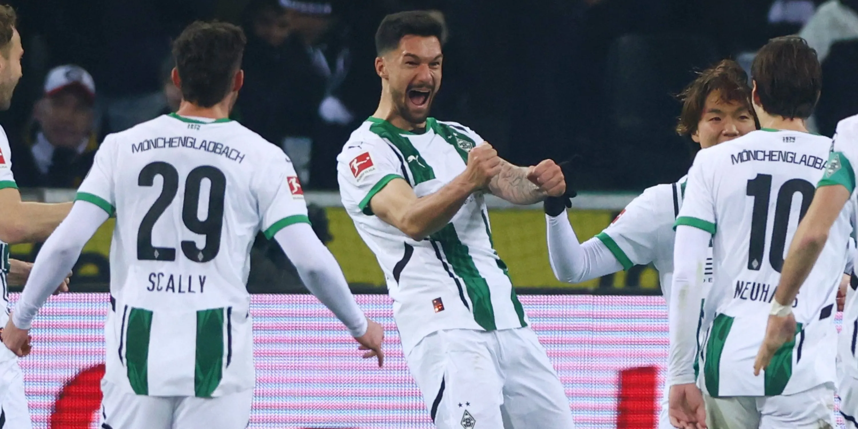 Tim Kleindienst thi đấu cho Borussia Mönchengladbach trên sân cỏ