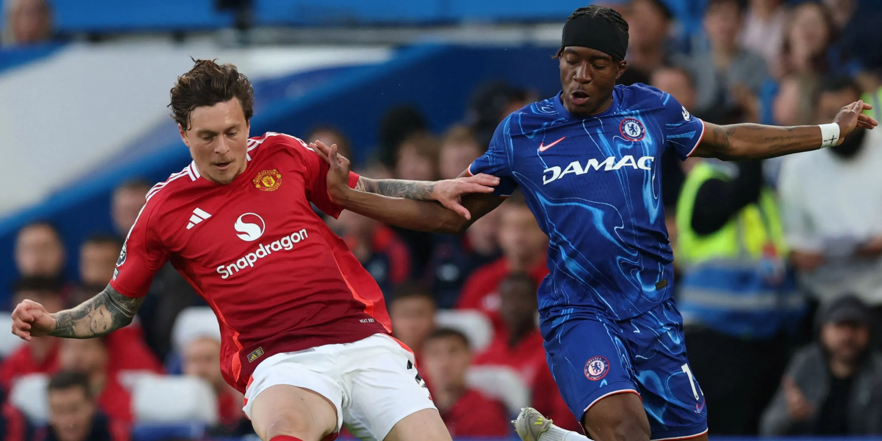 Trung vệ Victor Lindelof của MU trên sân