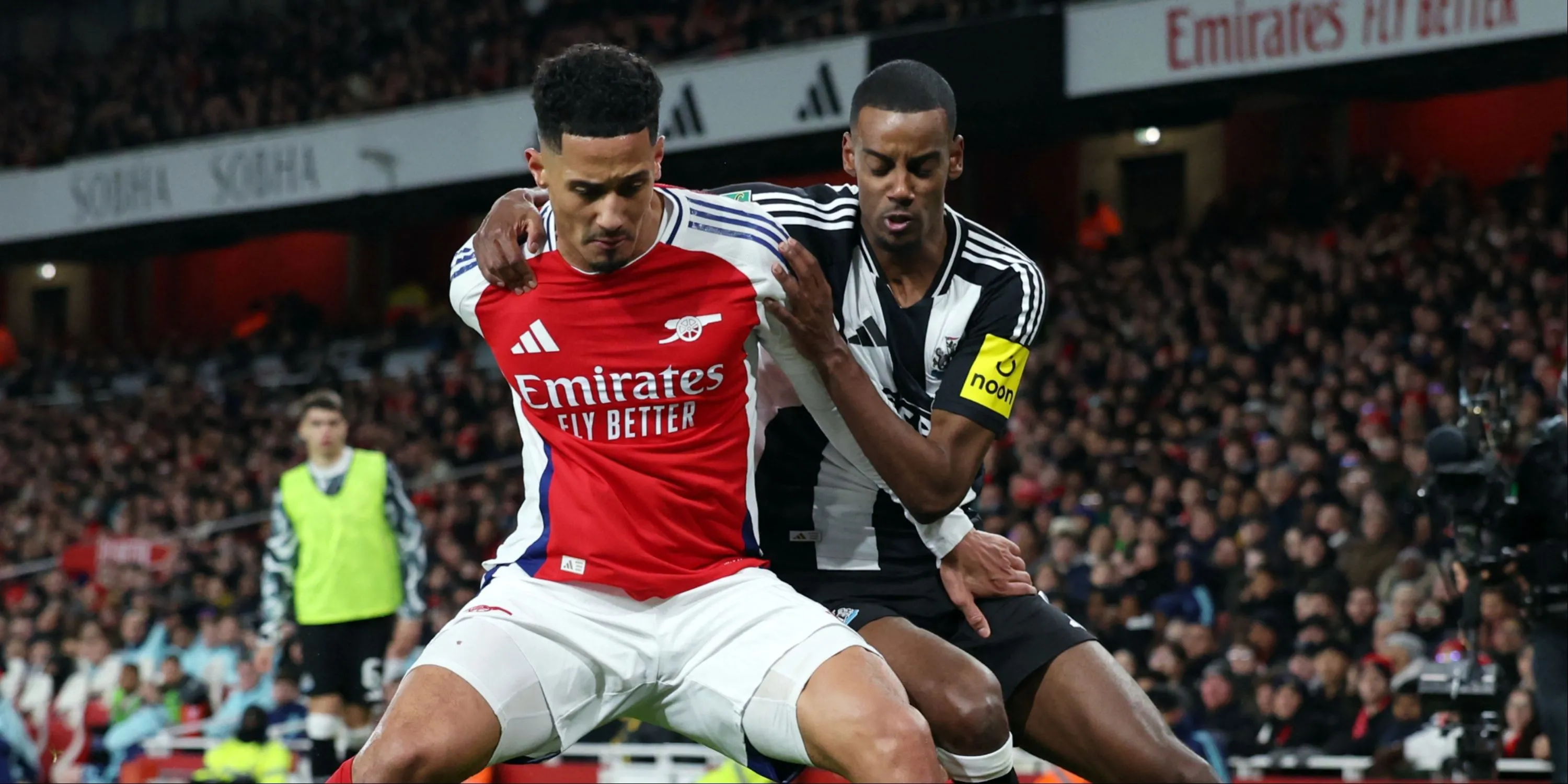 Trung vệ William Saliba của Arsenal trong một pha tranh chấp quyết liệt với Alexander Isak của Newcastle tại Premier League.