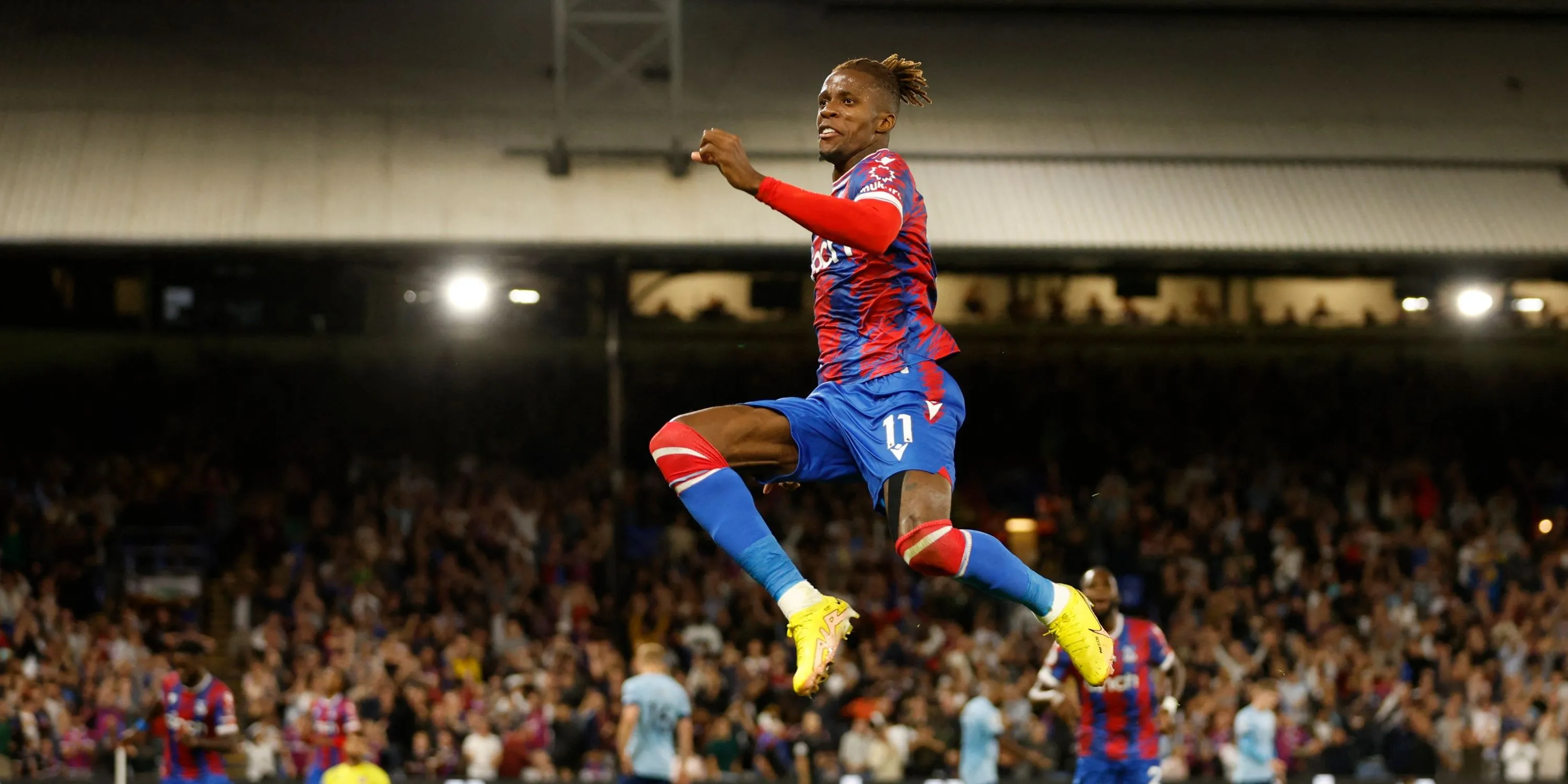 Wilfried Zaha ăn mừng sau khi ghi bàn cho Crystal Palace