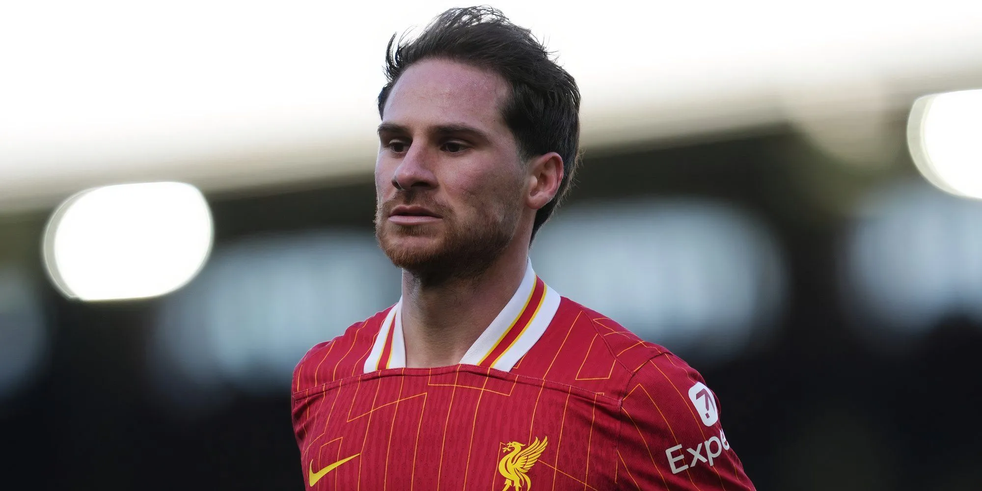 Alexis Mac Allister, cầu thủ Liverpool, trên sân cỏ.