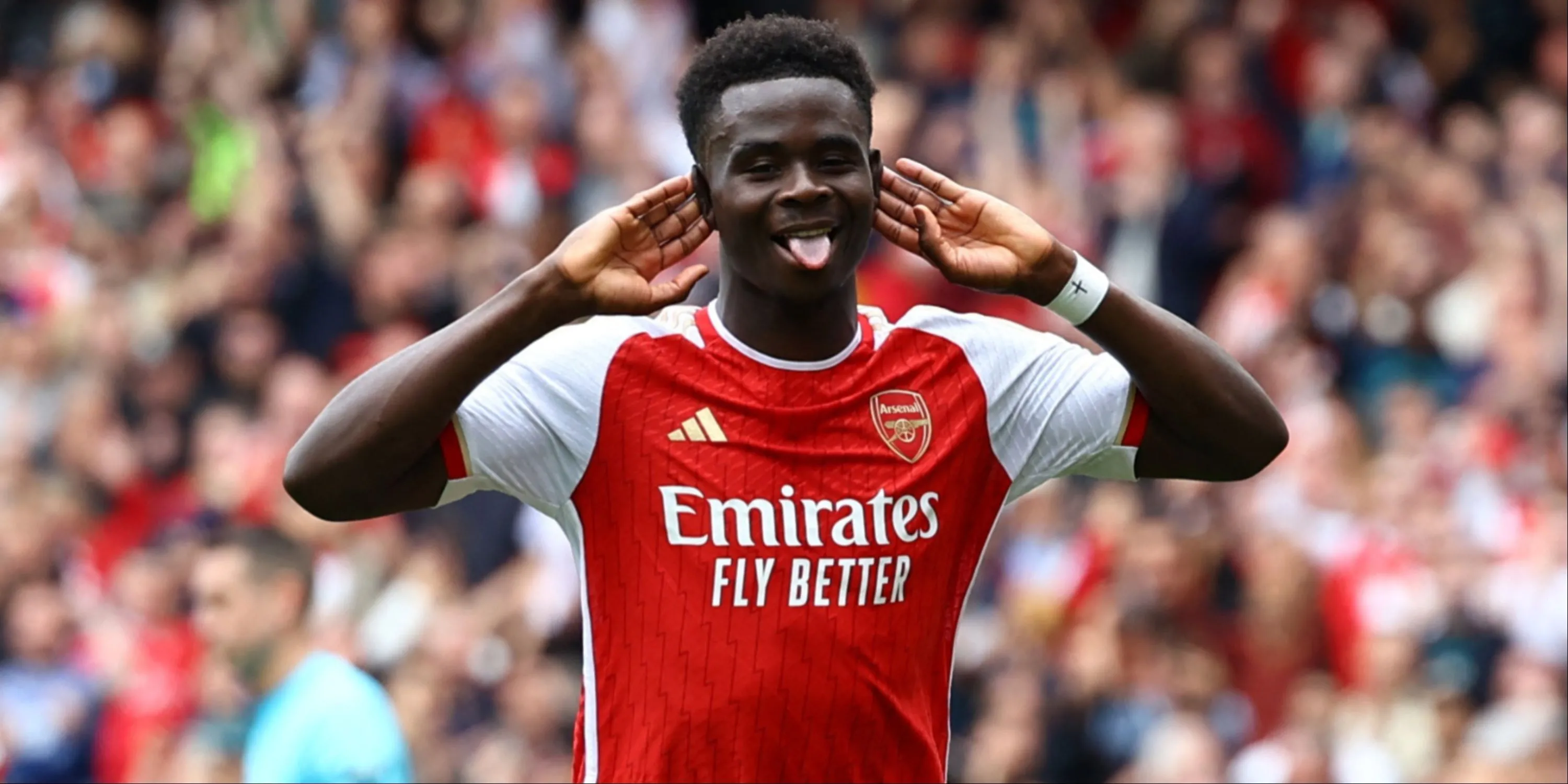 Bukayo Saka ăn mừng bàn thắng cùng các đồng đội Arsenal.