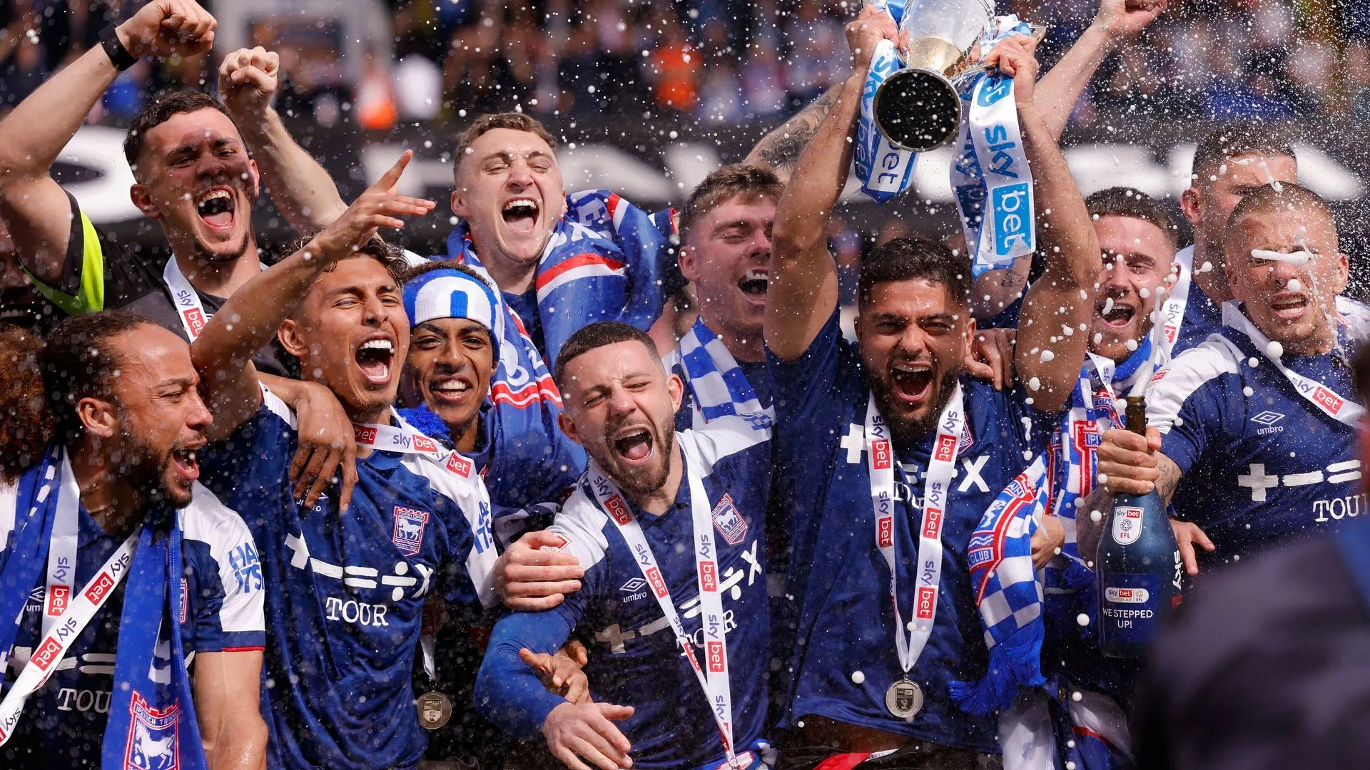 Các cầu thủ Ipswich Town ăn mừng thành công thăng hạng Premier League