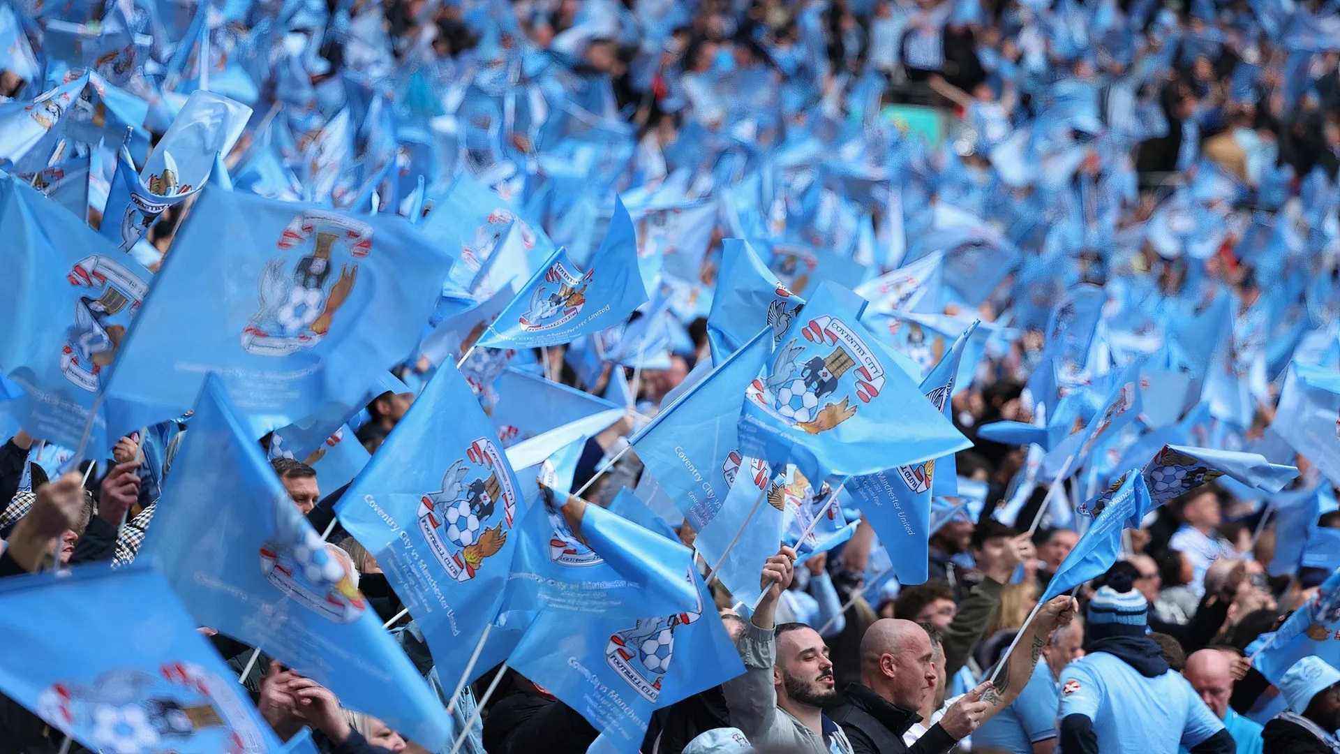 Các cổ động viên Coventry City ăn mừng trên khán đài sân vận động