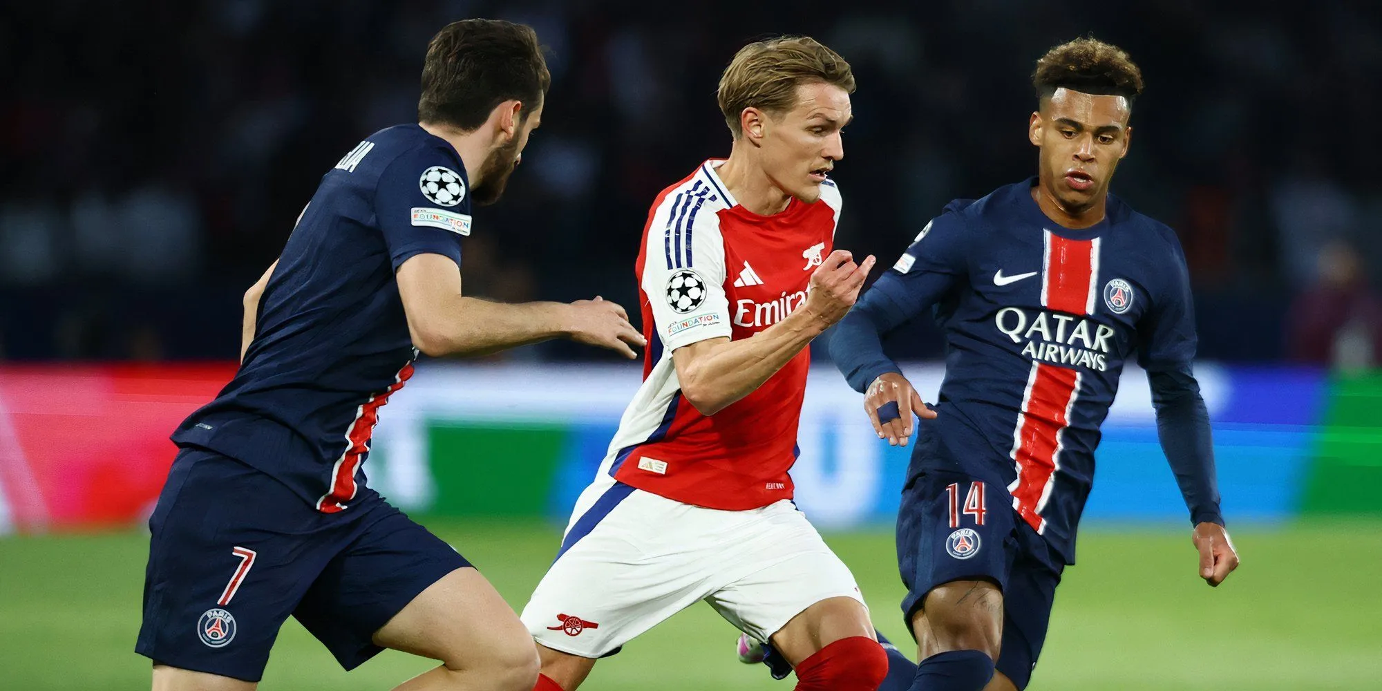 Cầu thủ Arsenal đối đầu với cầu thủ PSG
