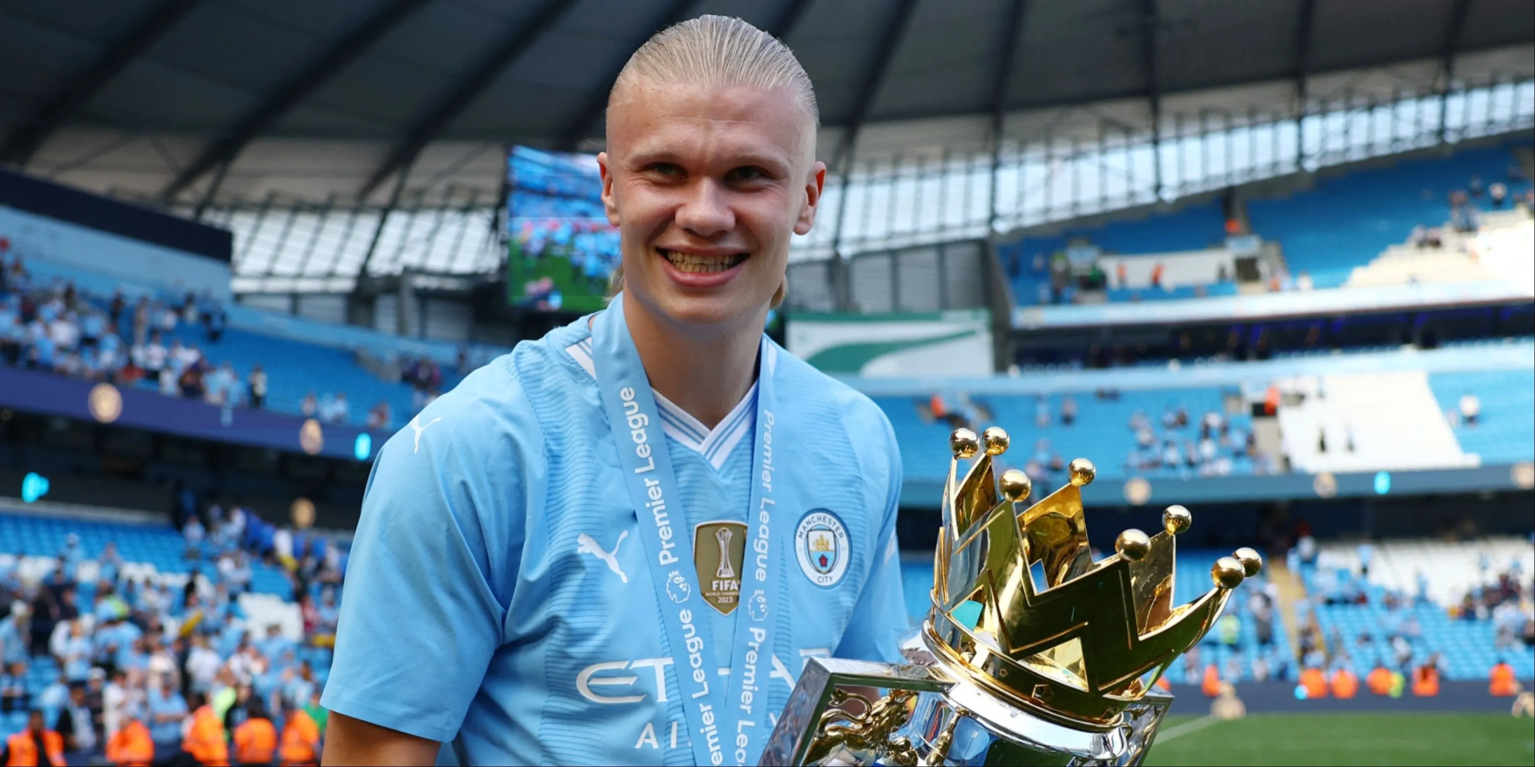 Erling Haaland cùng chiếc cúp Premier League sau chức vô địch.