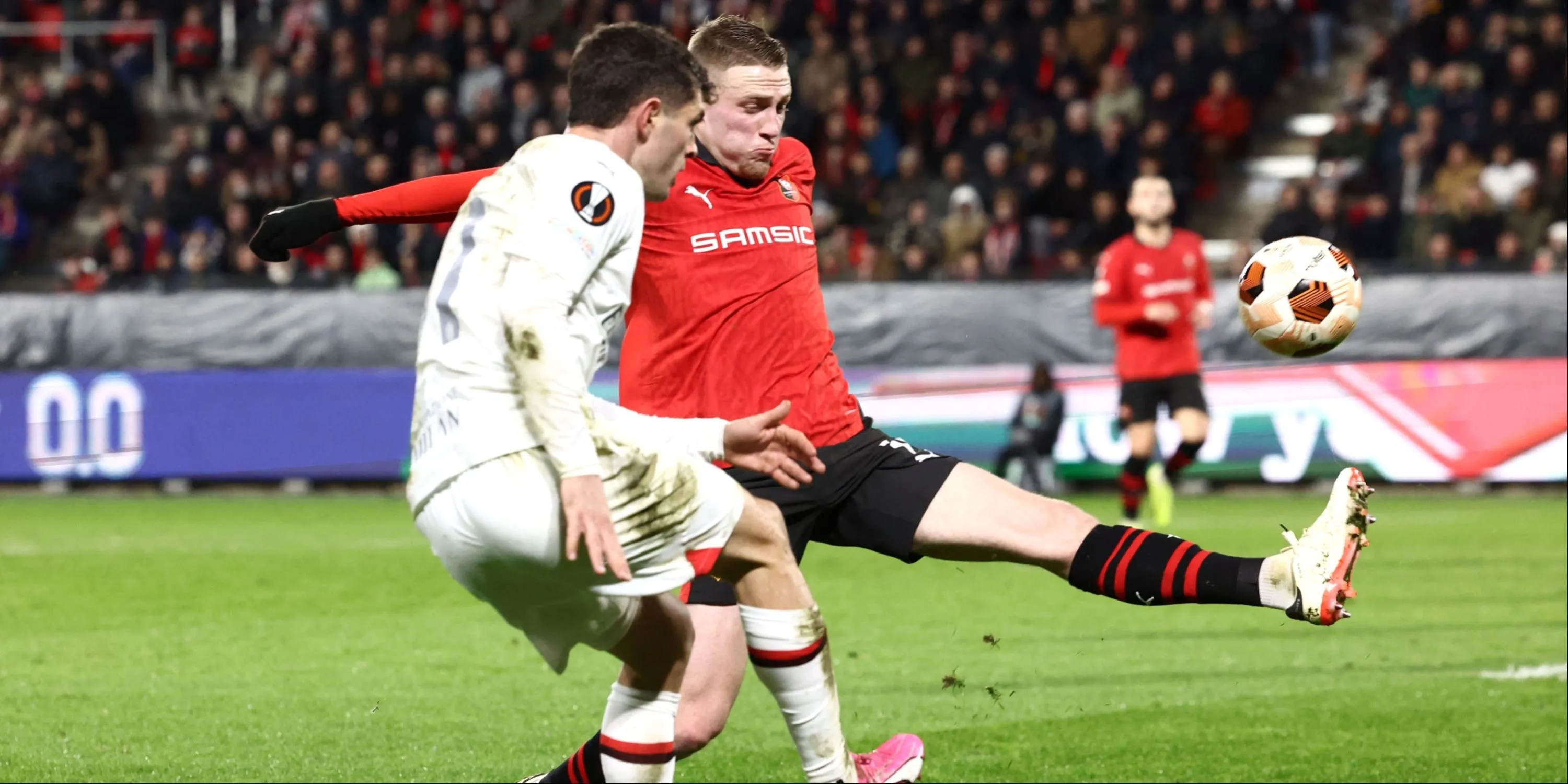 Hậu vệ Adrien Truffert (Rennes) trong pha tranh chấp với Christian Pulisic