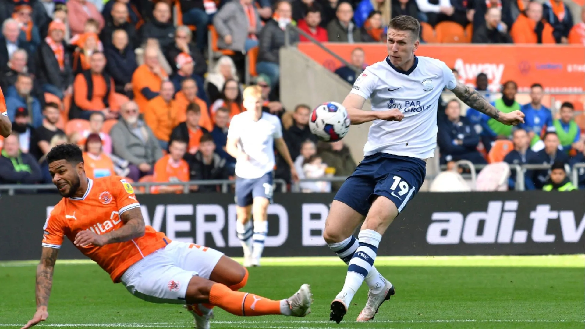 Hình ảnh liên quan đến Sheffield United và Coventry City, hai câu lạc bộ quan tâm đến Emil Riis