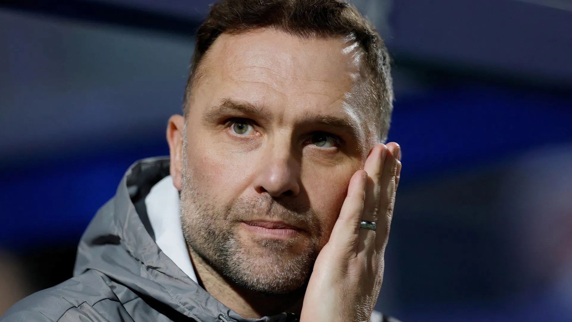HLV Derby County John Eustace đang chỉ đạo trên sân