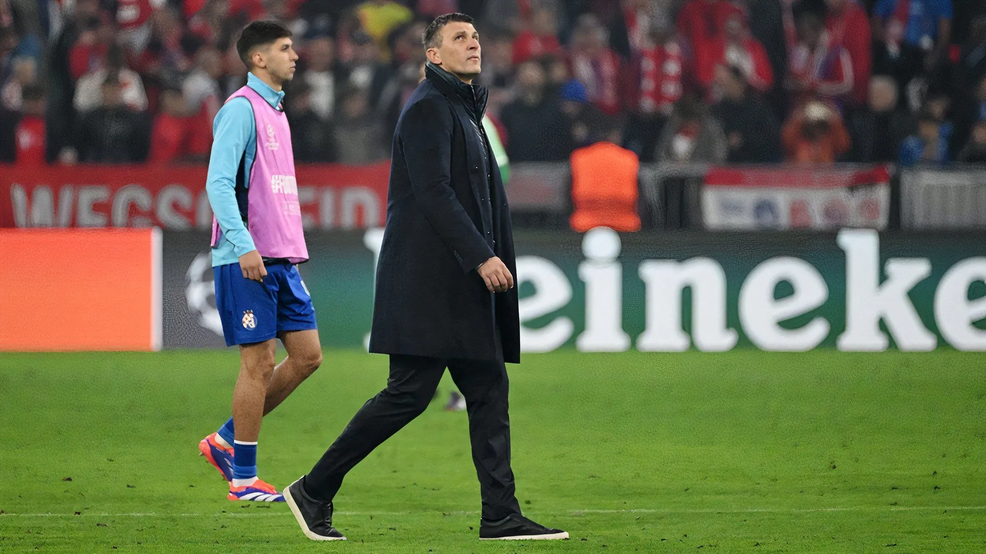 HLV Sergej Jakirovic chỉ đạo trận đấu giữa Dinamo Zagreb và Bayern Munich