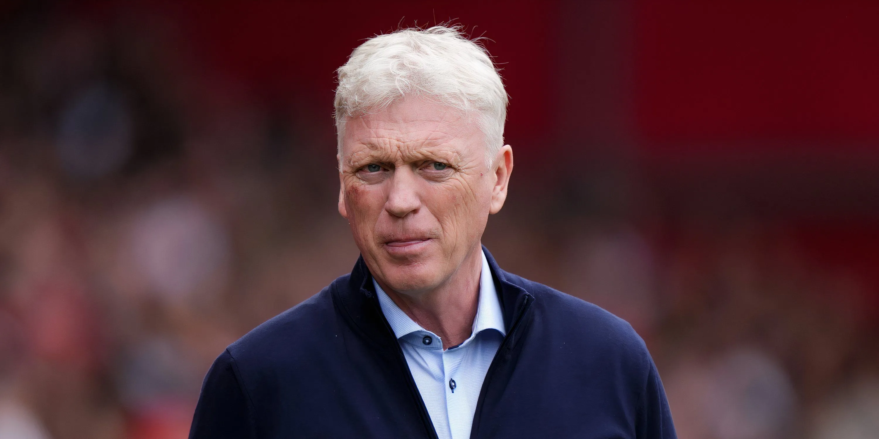 Huấn luyện viên David Moyes của Everton quan sát trận đấu từ đường biên