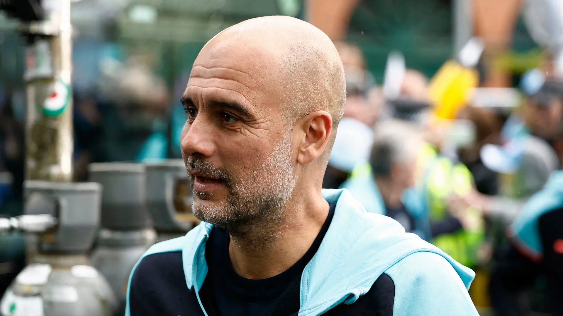 Huấn luyện viên Pep Guardiola chỉ đạo trận đấu của Manchester City