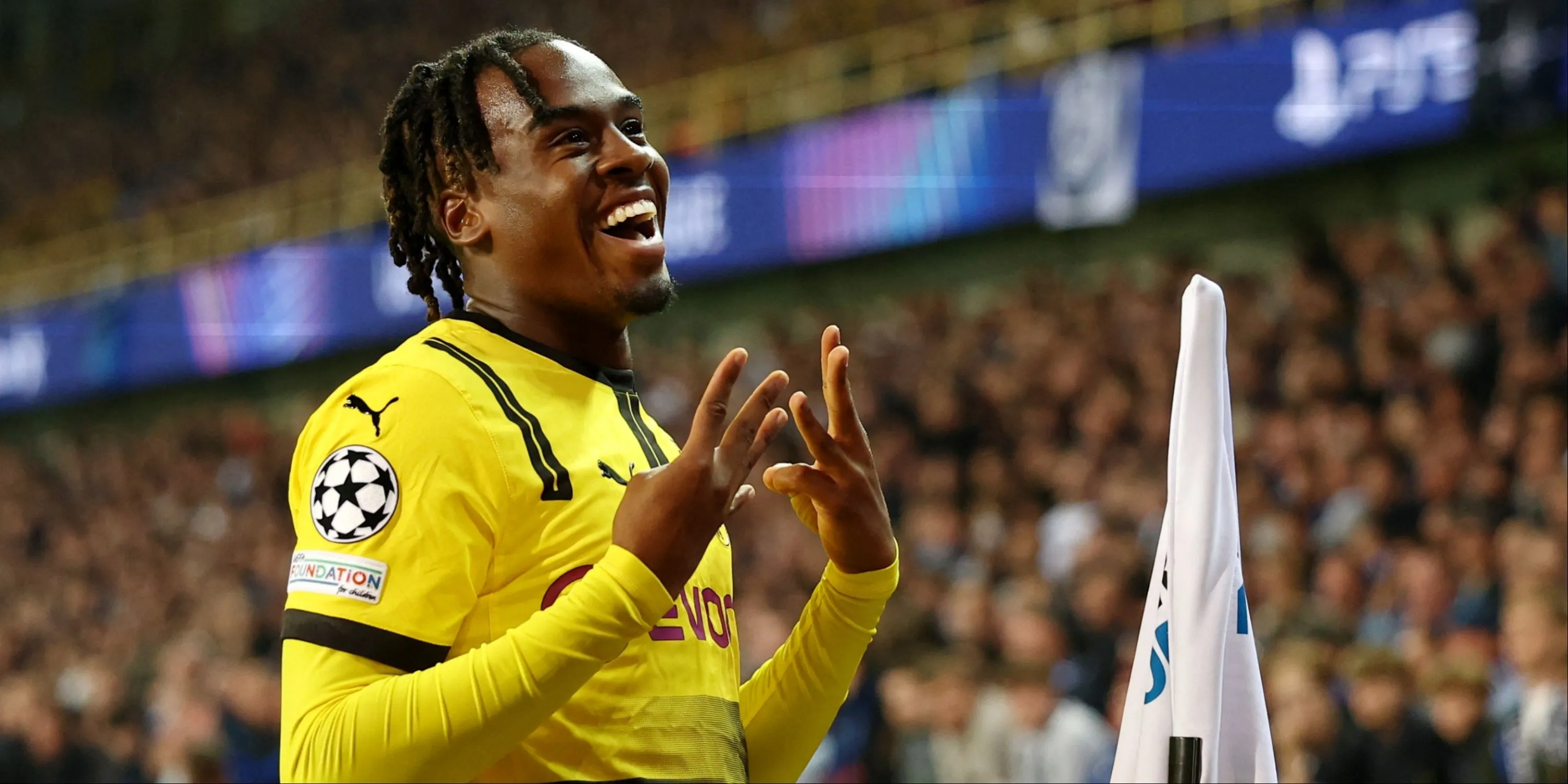 Jamie Bynoe-Gittens thể hiện kỹ năng rê dắt cho Dortmund