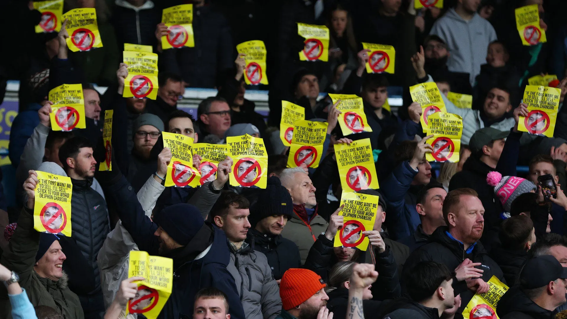 Người hâm mộ Sheffield Wednesday biểu tình phản đối Dejphon Chansiri