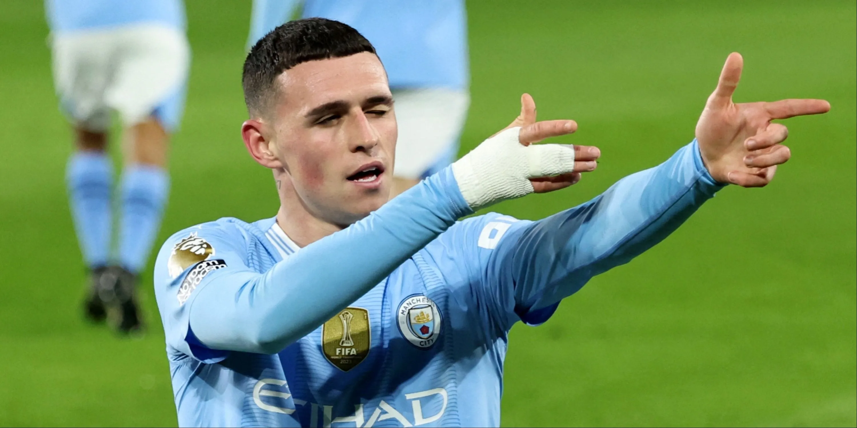 Phil Foden ăn mừng bàn thắng cho Manchester City.