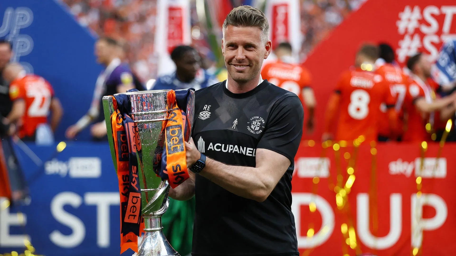 Rob Edwards ăn mừng chức vô địch Championship cùng Luton Town