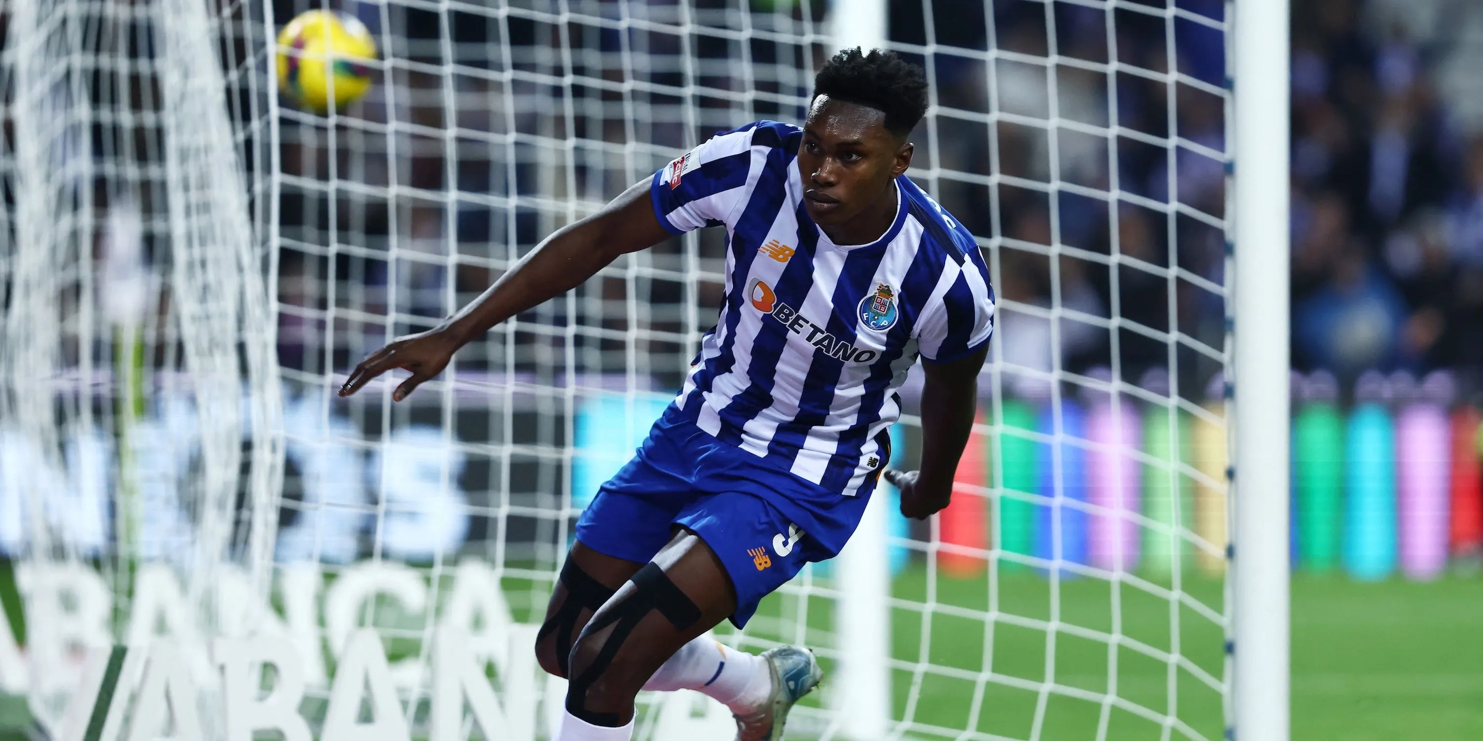 Samu Omorodion ăn mừng bàn thắng cho FC Porto, tiền đạo trẻ MU nhắm thay Gyokeres