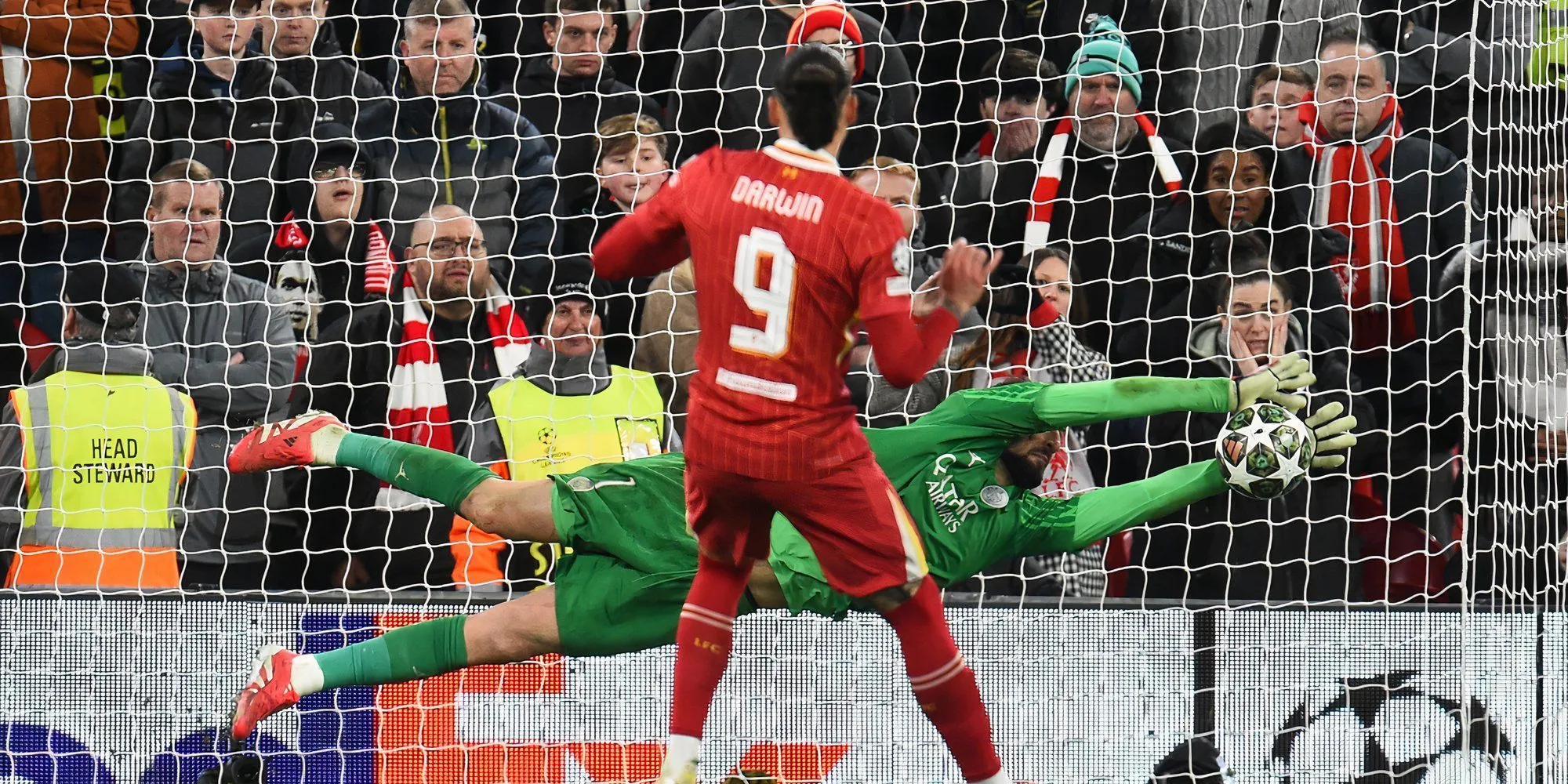 Thủ môn Gianluigi Donnarumma cản phá cú sút của Darwin Nunez