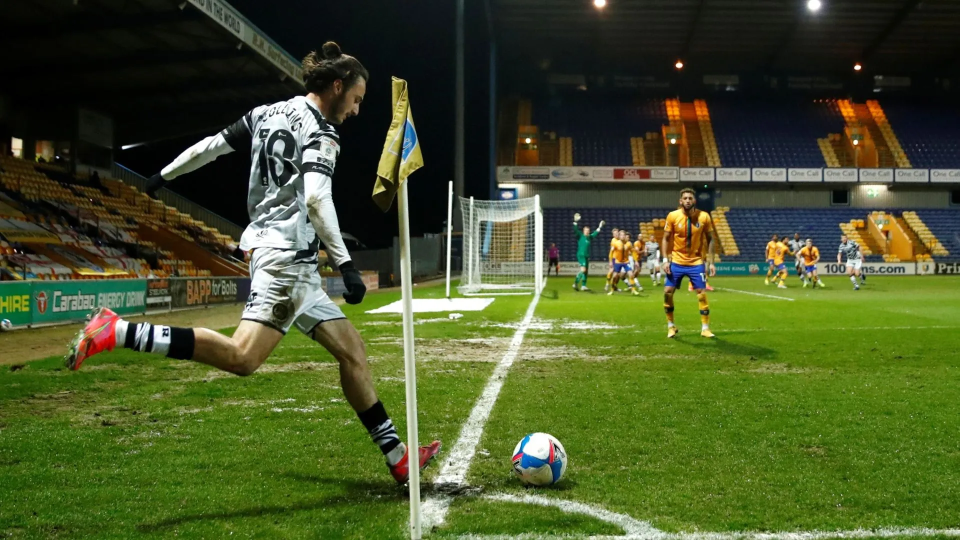 Tiền đạo Aaron Collins, người được kỳ vọng lớn tại MK Dons