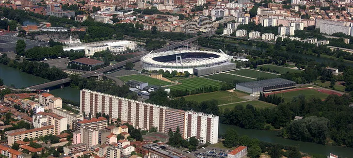 Ảnh chụp từ trên cao sân Municipal de Toulouse, cho thấy toàn bộ cấu trúc và khu vực xung quanh