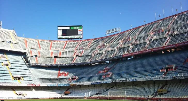 Ánh nắng chiếu rọi một phần khán đài Mestalla