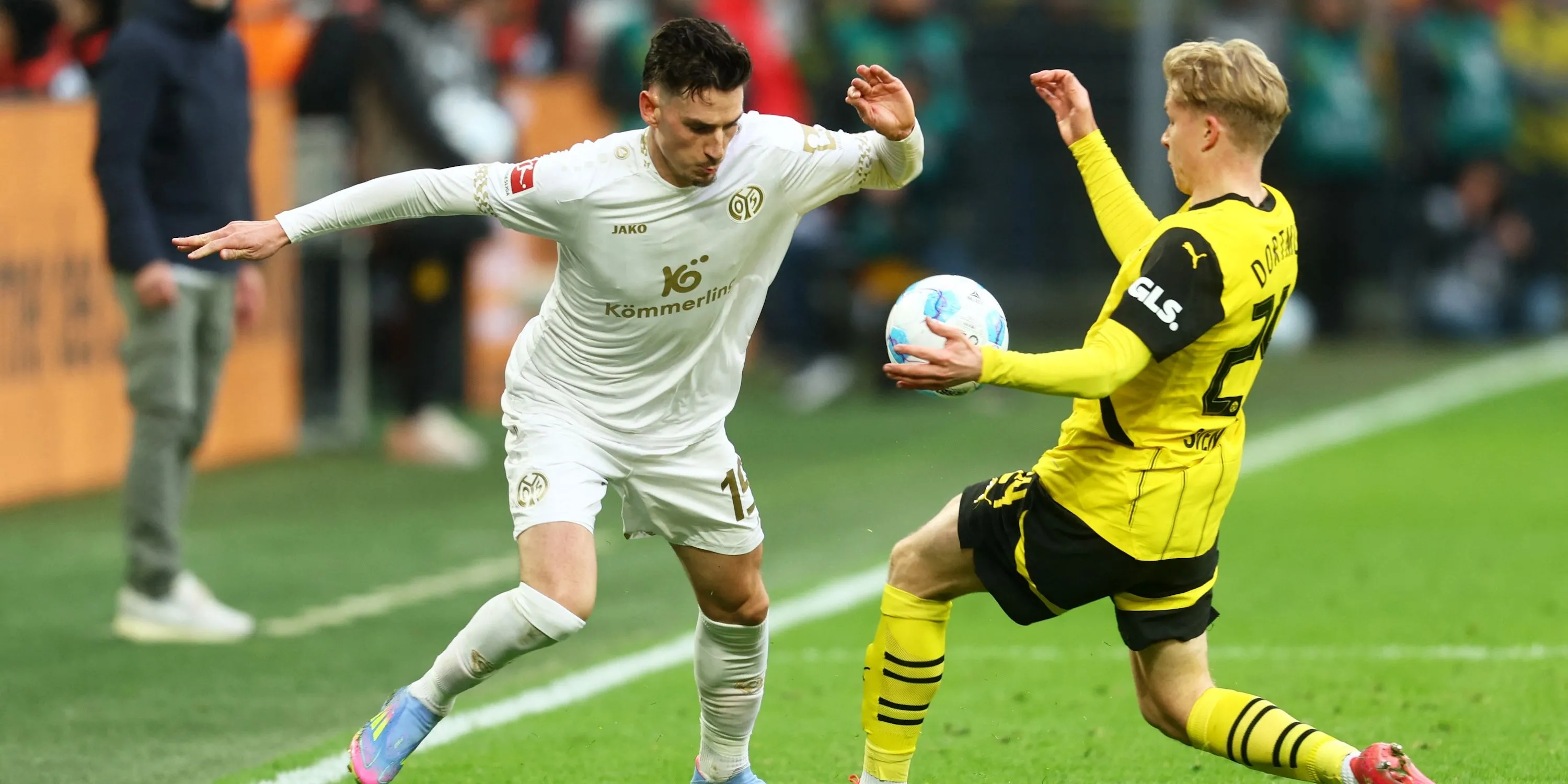 Anthony Caci của Mainz tranh chấp với Daniel Svensson của Dortmund