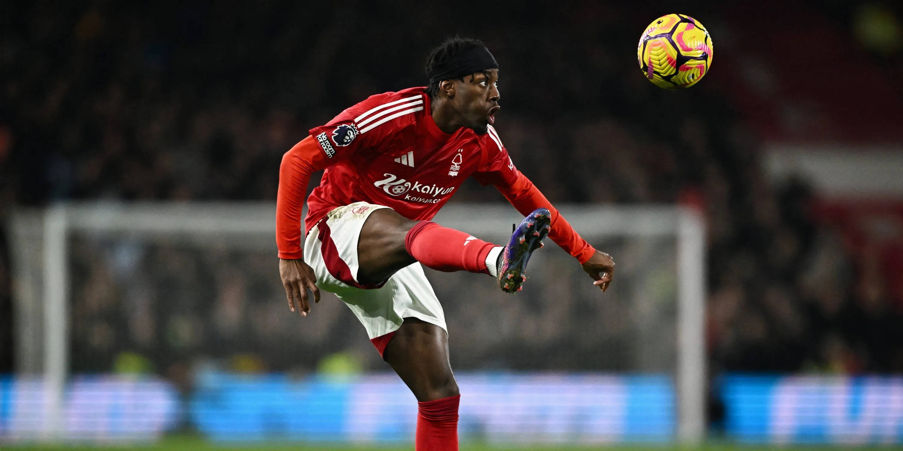 Anthony Elanga thi đấu cho Nottingham Forest
