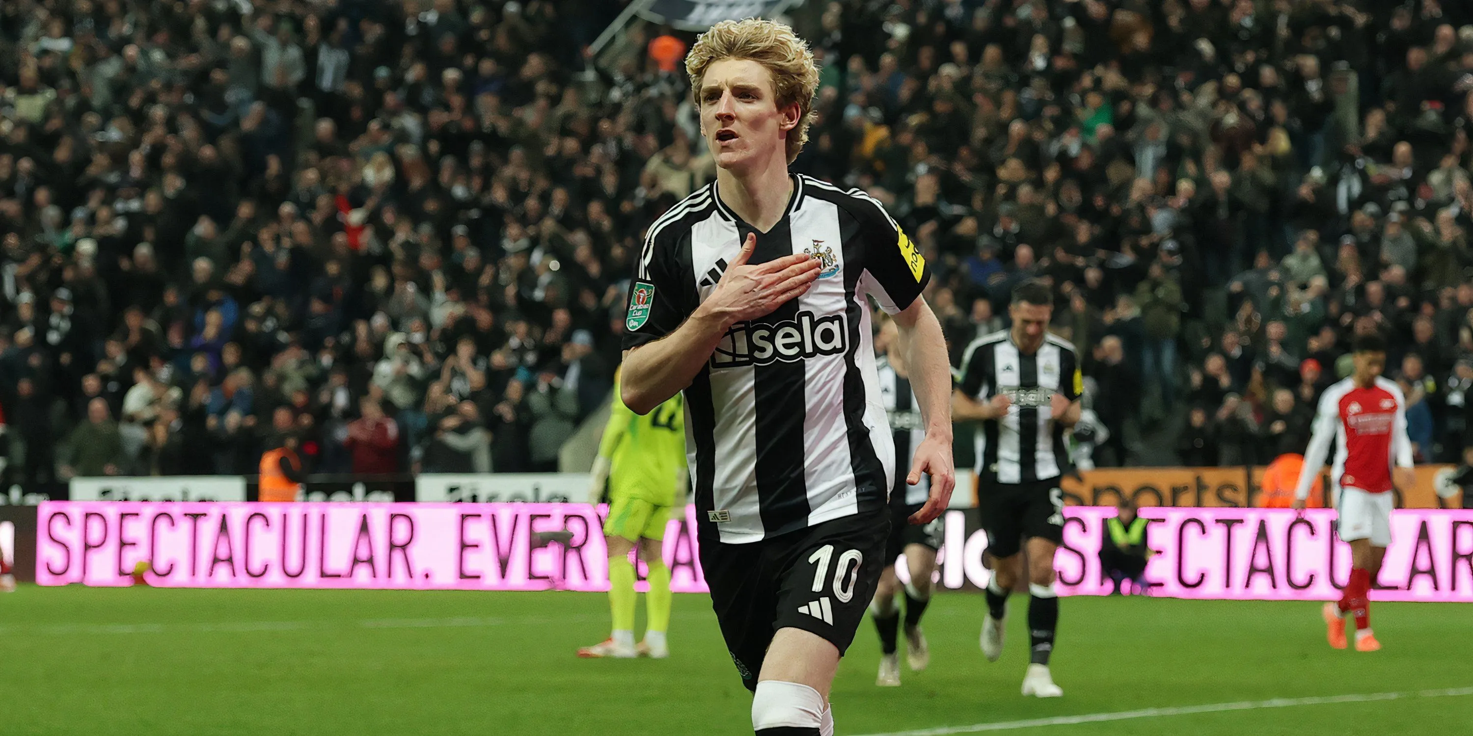 Anthony Gordon cùng huấn luyện viên Eddie Howe sau một trận đấu của Newcastle United