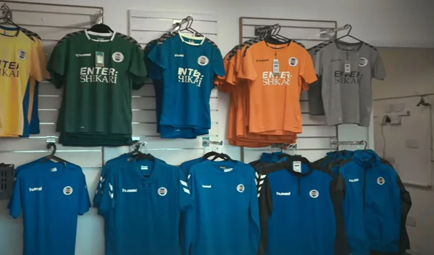 Áo đấu sân nhà màu xanh và vàng của CLB St Albans City
