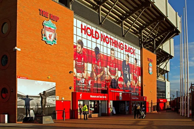 Bên ngoài khán đài The Kop tại sân Anfield, nơi linh hồn người hâm mộ